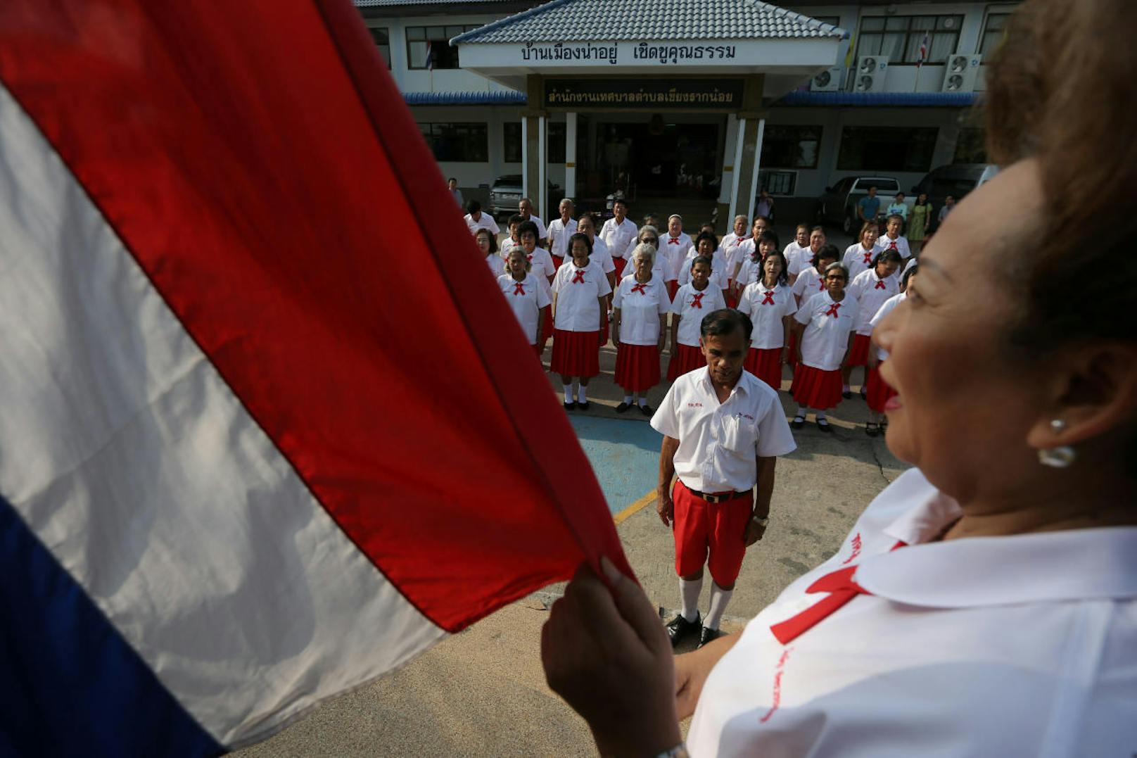 Die Senioren-Schüler tragen Schuluniformen, vor jedem Schultag wird die thailändische Flagge gehisst und die Nationalhymne gesungen.