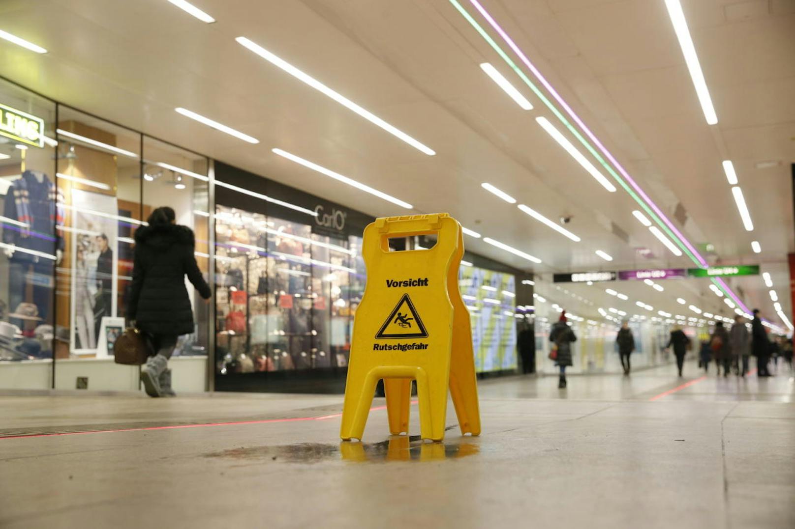 In der Station Karlsplatz tropft es von der Decke, Warnschilder weisen auf die Rutschgefahr hin.