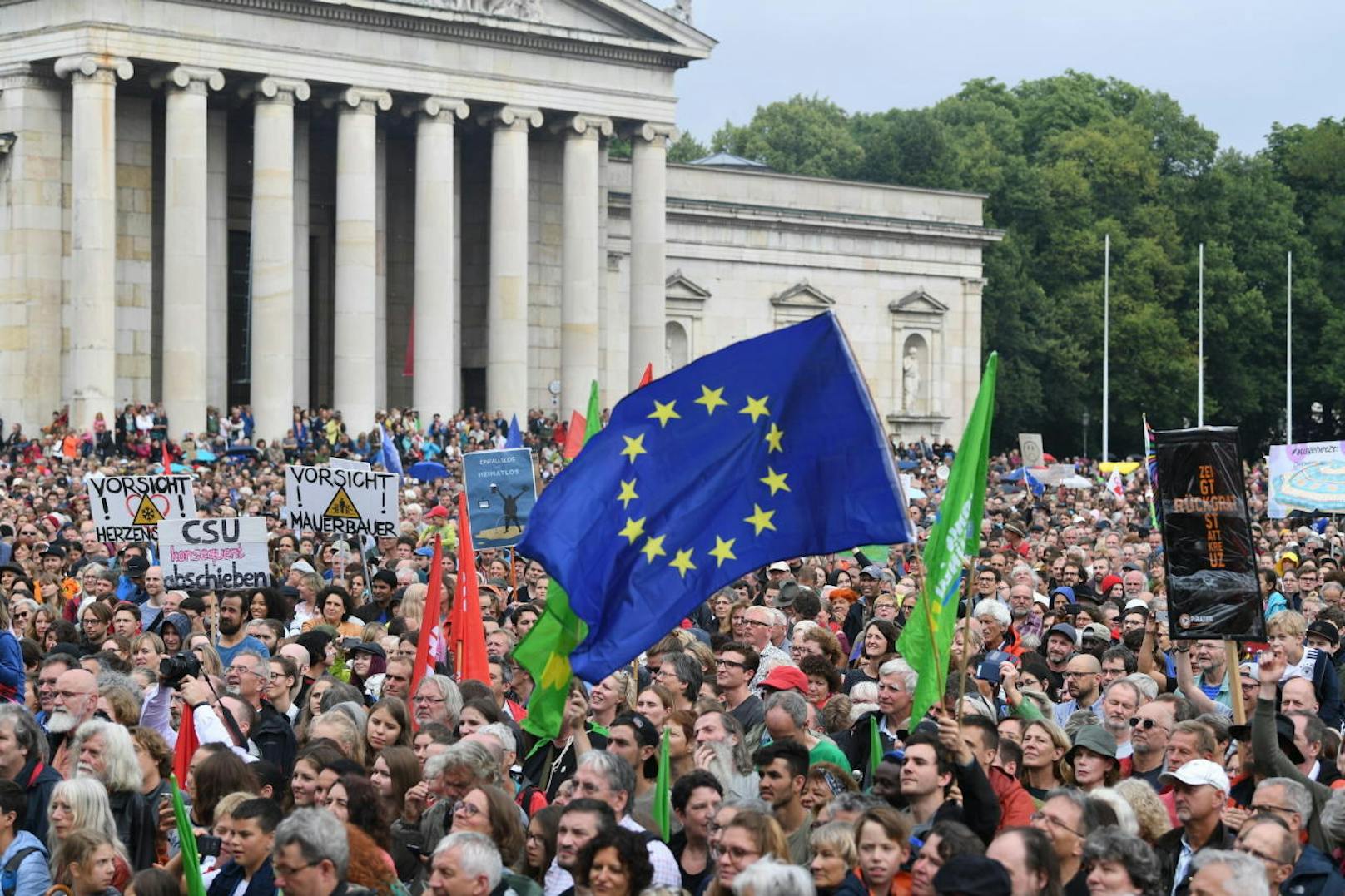 Unter dem Motto "#ausgehetzt ? Gemeinsam gegen die Politik der Angst!" gingen in München Zehntausende auf die Straße.