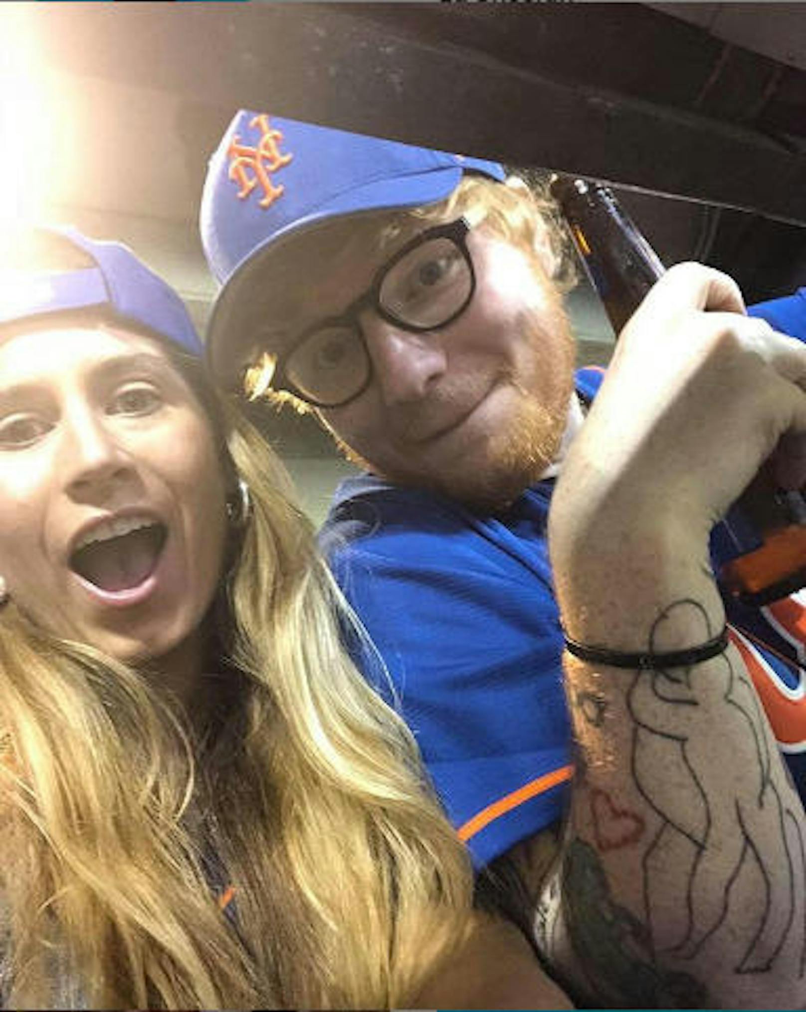 21.12.2018: Bei einer Sportveranstaltung zückte Ed Sheerans Freundin Cherry Seaborn die Kamera und knipste ein Foto. Die Fans freuen sich! Nur selten gewährt der Popstar Einblicke in sein Privatleben.