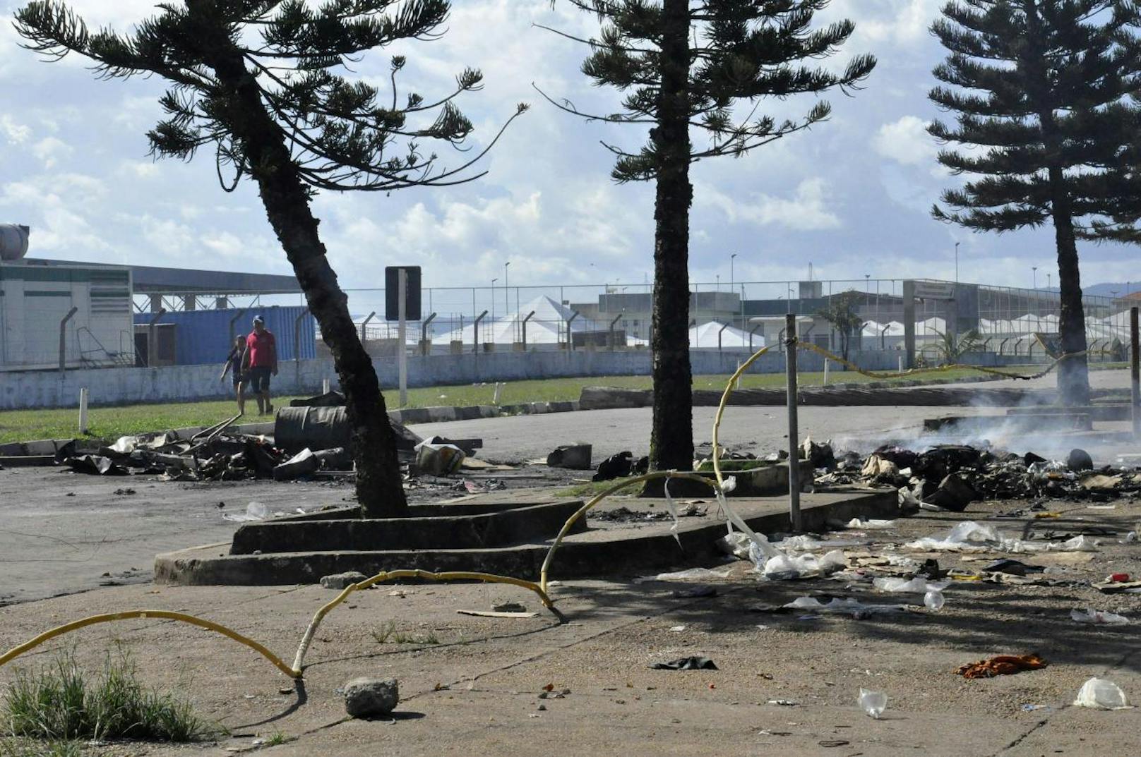 Die Lage sei eskaliert und Einwohner hätten gegen die Migranten protestiert sowie deren Lager fast vollständig zerstört, berichtete die Website des Senders Globo.