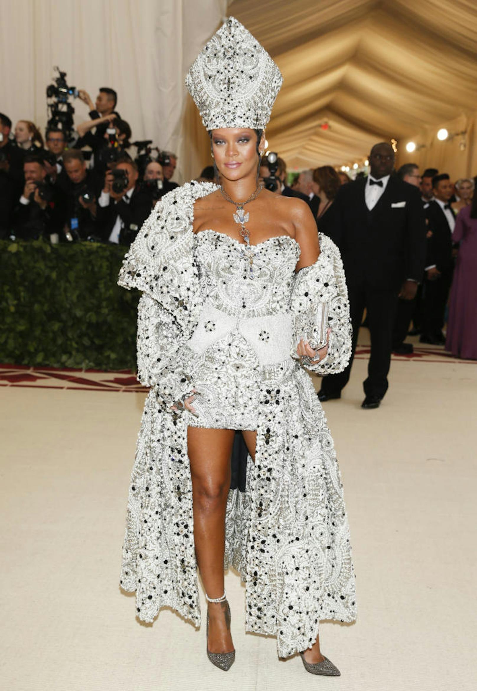 Singer Rihanna arrives at the Metropolitan Museum of Art Costume Institute Gala (Met Gala) to celebrate the opening of "Heavenly Bodies: Fashion and the Catholic Imagination" in the Manhattan borough of New York, U.S., May 7, 2018. REUTERS/Carlo Allegri - HP1EE571T100X