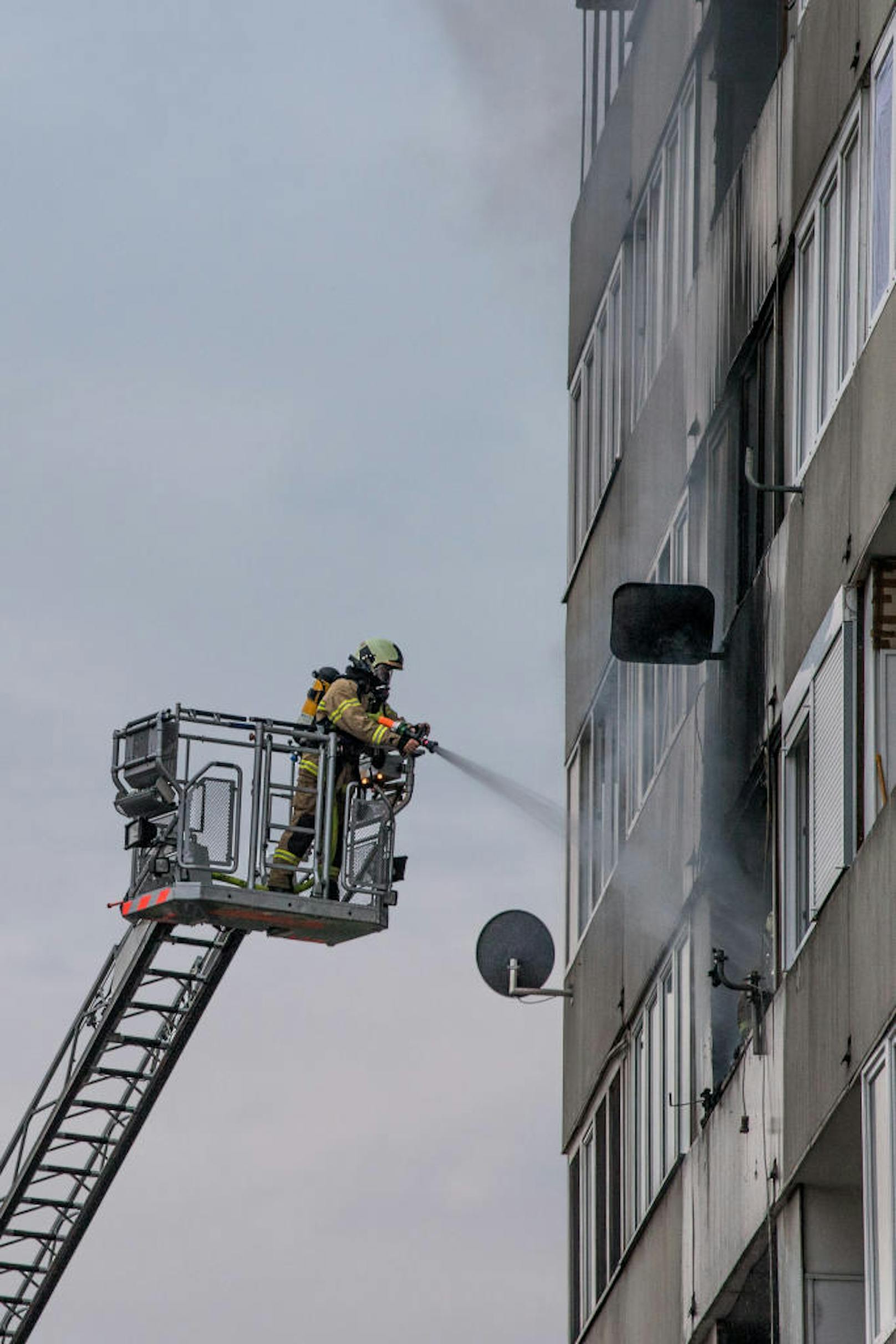 Fünf Personen wurden bei dem Brand im 4. Stock einer Wohnung im Kremplhochhaus verletzt. 