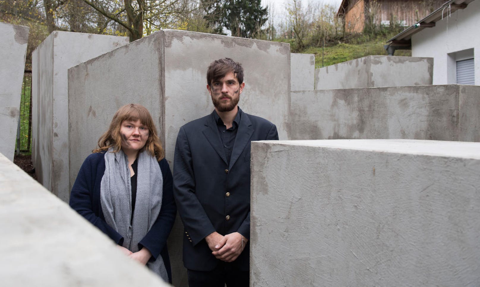 Morius Enden und Jenni Moli vom Künstlerkollektiv "Zentrum für politische Schönheit" sind die Köpfe hinter der "Monument der Schande"-Revanche an AfD-Politiker Björn Höcke (22. November 2017).