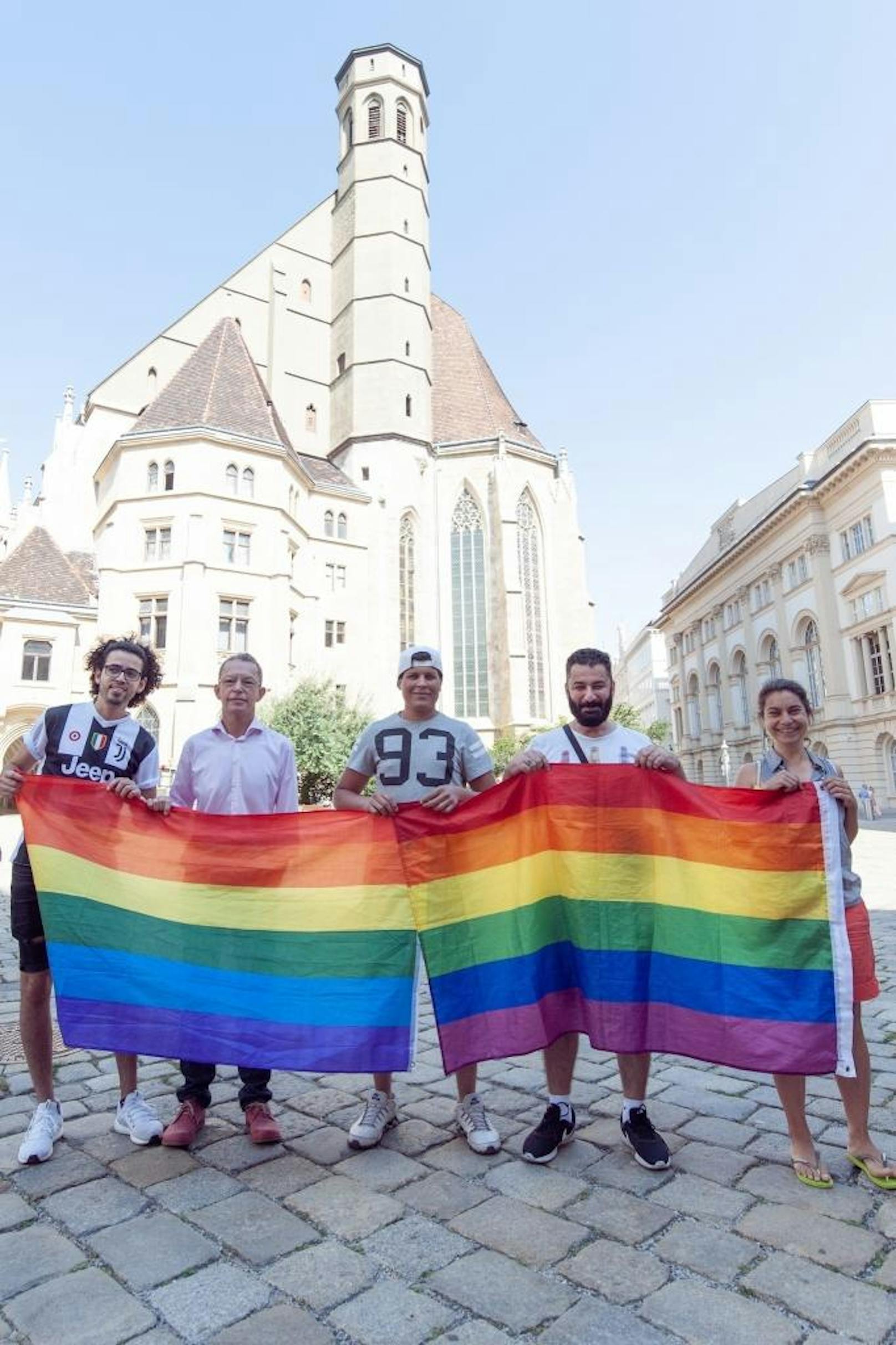 Beim Protest für die Rechte eines Homosexuellen durfte selbstverständlich auch die "Regenbogenfahne" nicht fehlen.