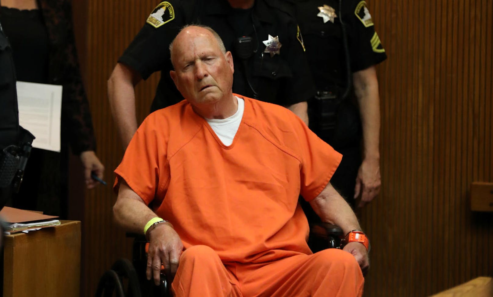 Der mutmaßliche US-Serienmörder Joseph James DeAngelo ist formell in zwei Fällen des Mordes beschuldigt worden.