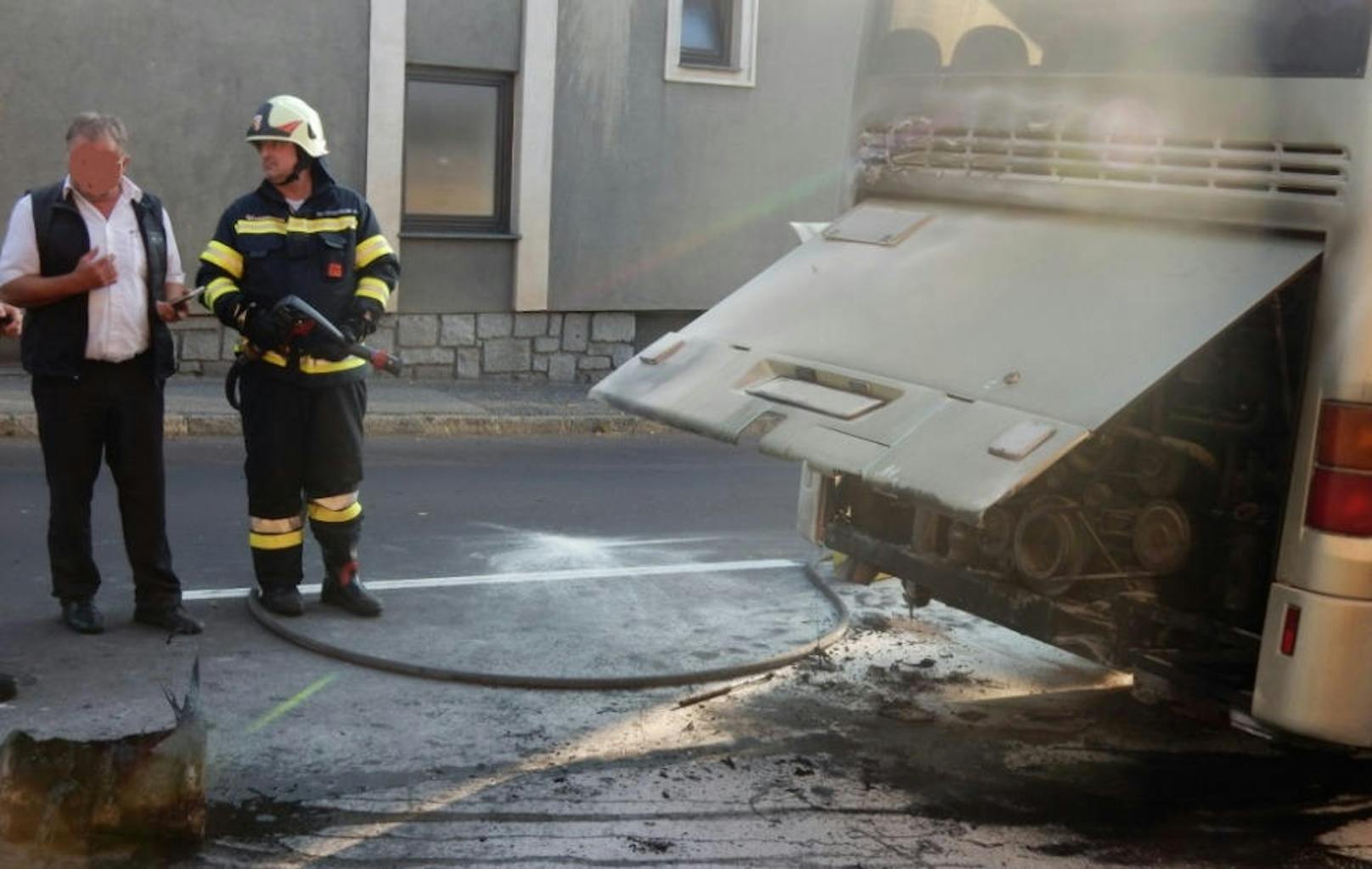 In Neumarkt im Mühlkreis fing ein Postbus während der Fahrt plötzlich Feuer. 