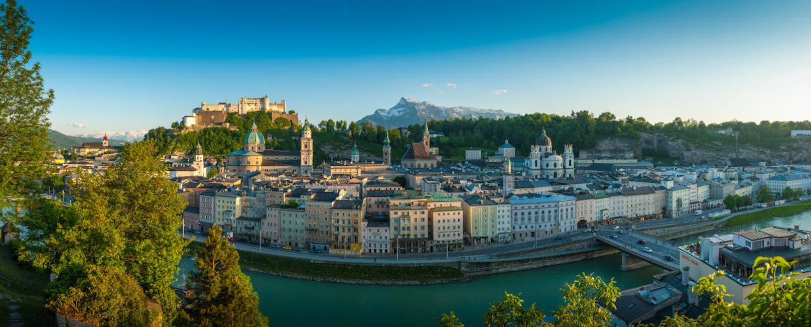 Wer sie besteigt, wird mit einem atemberaubenden Blick auf die Stadt belohnt.
(Blick vom Kapuzinerberg auf die Salzburger Altstadt und auf die Festung Hohensalzburg)