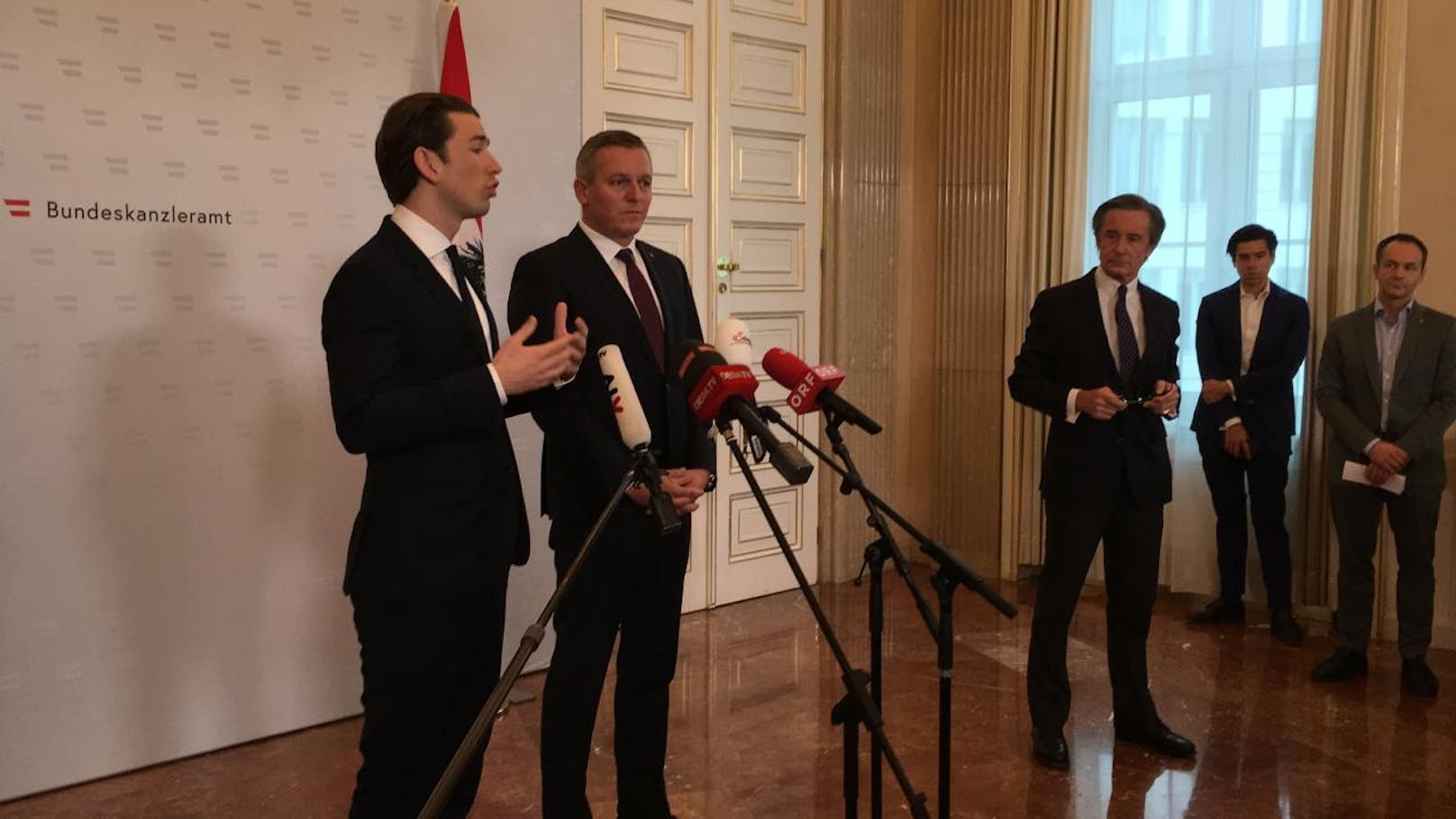 Bundeskanzler Sebastian Kurz (ÖVP) und Verteidigungsminister Mario Kunasek (FPÖ) bestätigten den Verdacht gegen einen pensionierten Bundesheer-Oberst am Freitag vor Medienvertretern.