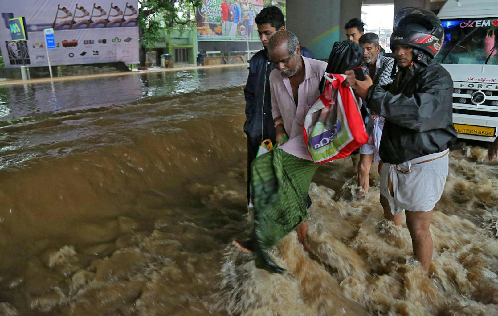 324 Menschen starben bei Jahrhundertflut in Indien