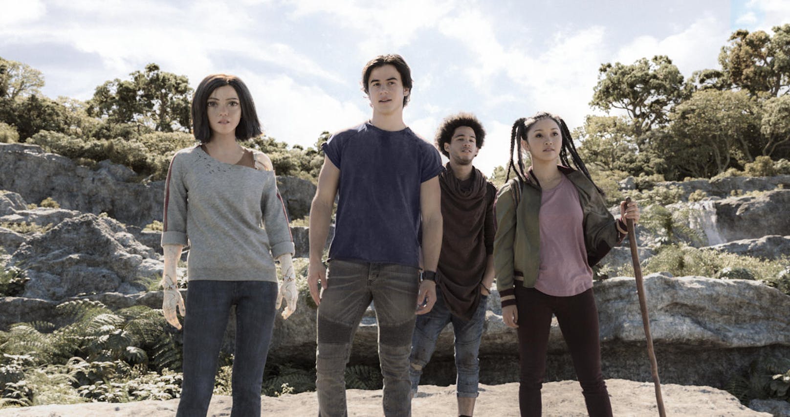 Alita (Rosa Salazar, Hugo (Keean Johnson), Van (Jorge Lendeborg Jr.) und Koyomi (Lana Condor) wandern zu einem gestrandeten Alien-Raumschiff. 