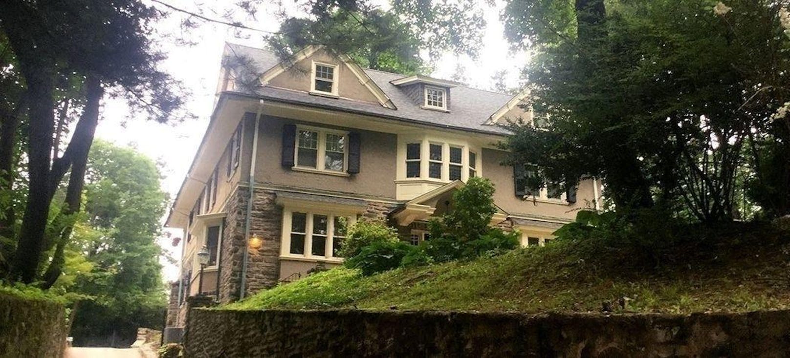 Die Baleroy Mansion in Philadelphia gilt als verwunschen. Grundstein für diesen Ruf legte der Erbauer: Er soll im Alkoholrausch seine Frau und seine Mutter getötet haben.