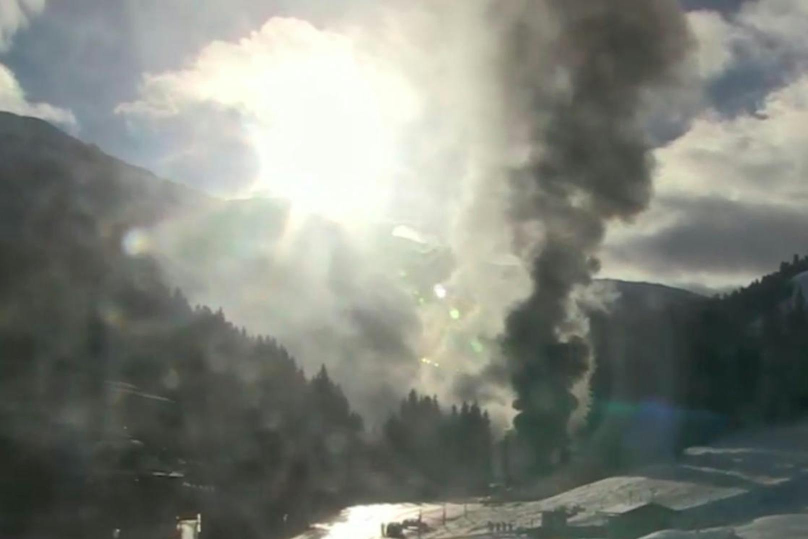 Die riesige Rauchsäule war auch auf den Webcams der Skiregion deutlich zu sehen.