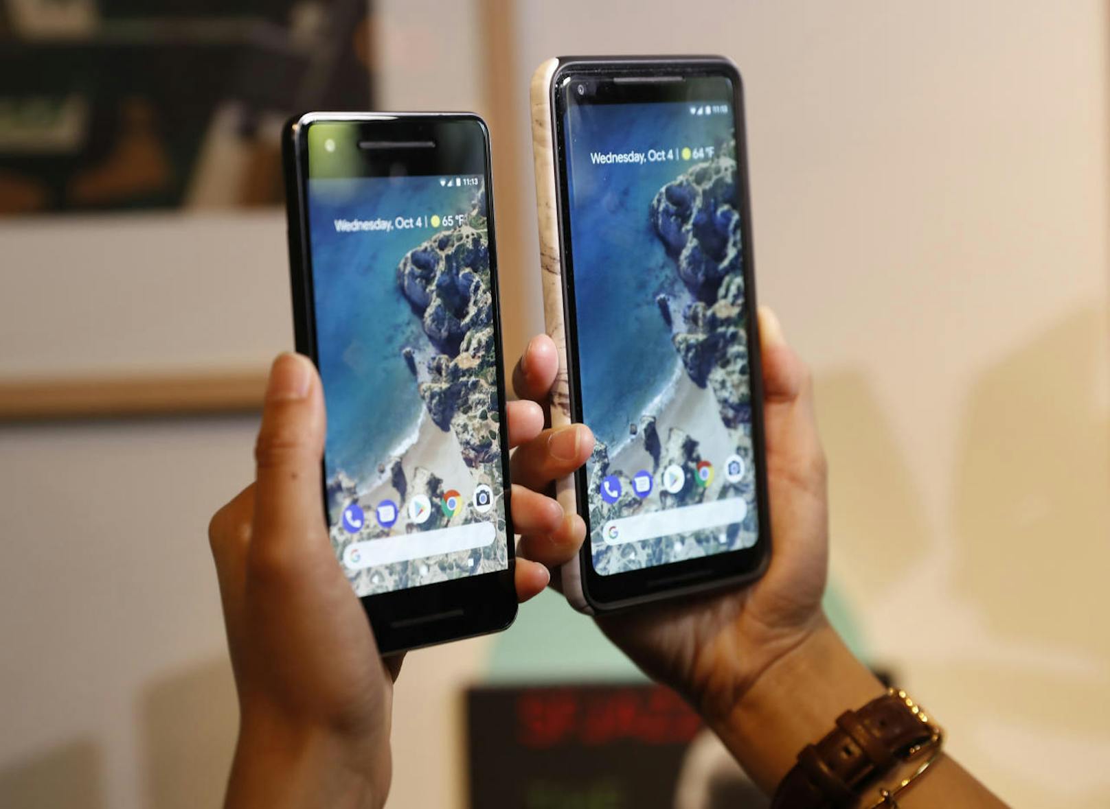 <b>Google Pixel 2:</b> Google untermauert seine Ambitionen im Smartphone-Geschäft mit neuen Modellen, die es mit teuren Konkurrenzgeräten von Apple und Samsung aufnehmen sollen. Ein Jahr nach der Lancierung der ersten Pixel-Smartphones stellte der Internet-Konzern ein Pixel 2 sowie ein größeres Modell, das Pixel 2 XL mit einem 6-Zoll-Bildschirm, vor. In Österreich allerdings noch nicht erhältlich. <a href="https://www.heute.at/digital/multimedia/story/Google-Pixel-2-sprengt-die-Kamera-Bestenliste-51611563">"Heute" titelte: Google Pixel 2 sprengt die Kamera-Bestenliste</a>
