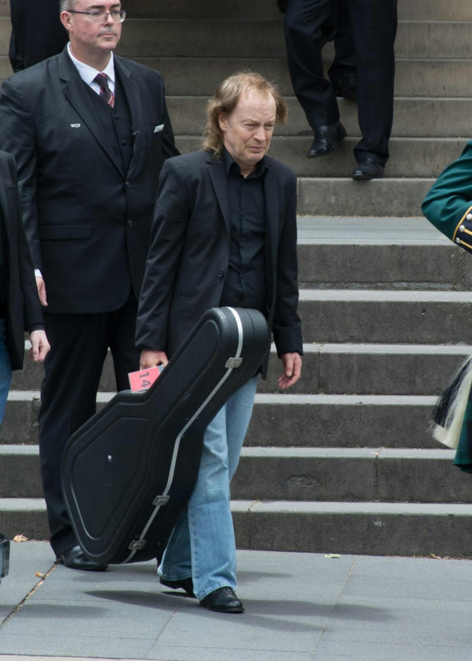 Angus Young mit der Lieblingsgitarre seines Bruders.