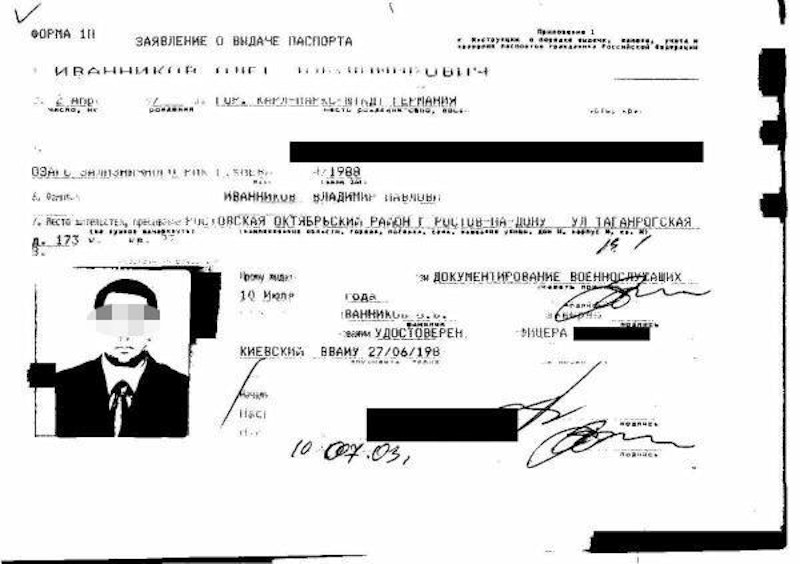 Iwannikow wurde am 2. April 1967 geboren und ist ein hochrangiger Offizier des russischen Militärgeheimdienstes GRU.