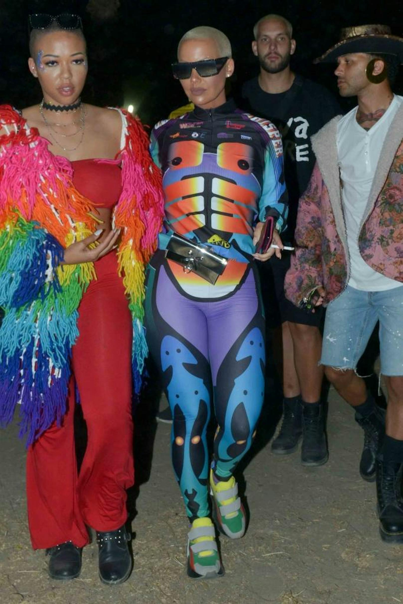 Amber Rose nahm den Namen der Neon Carnival Party bei Coachella wörtlich