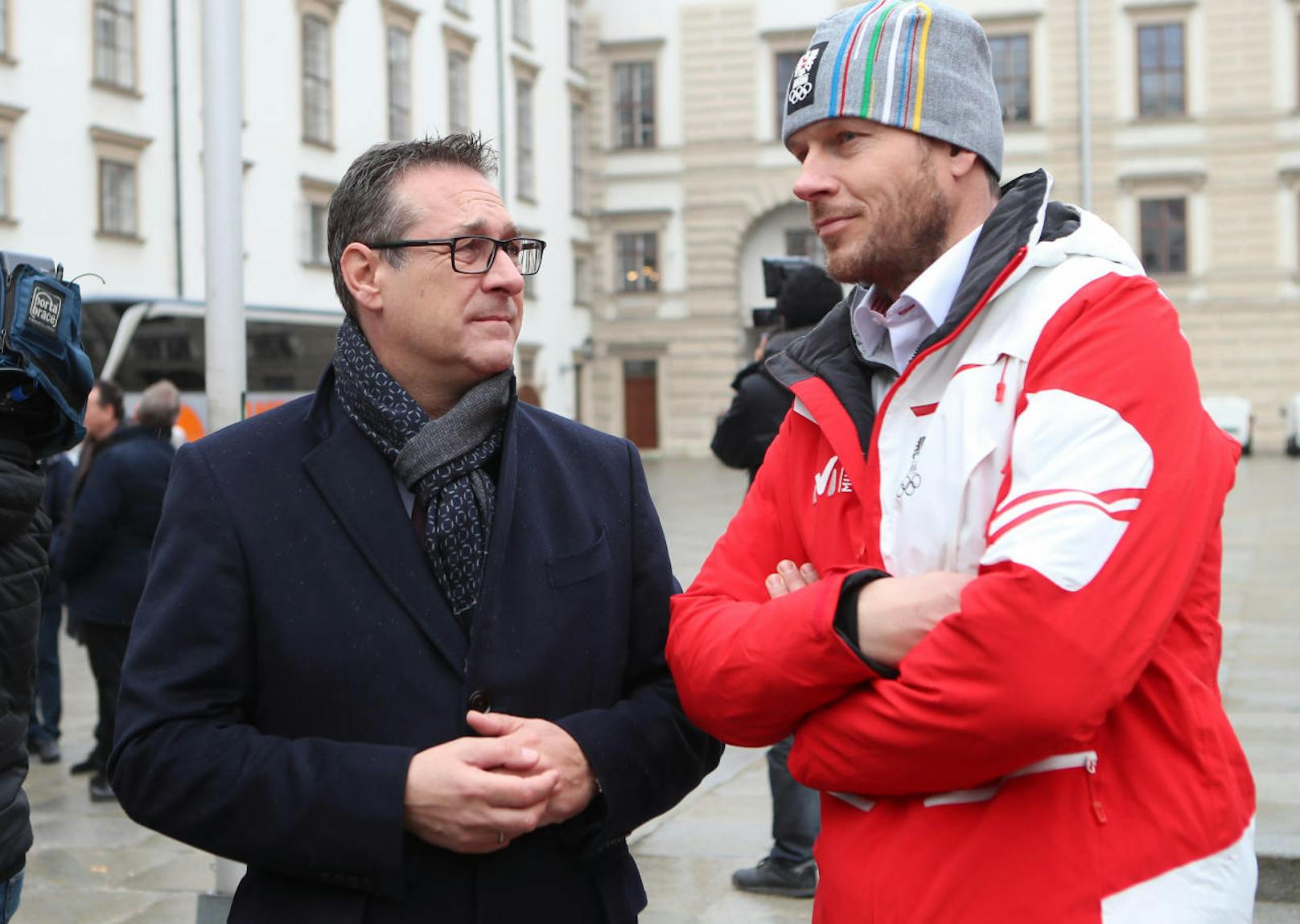 Sportminister Heinz-Christian Strache im Gespräch mit ÖSV-Coach Roland Assinger. 