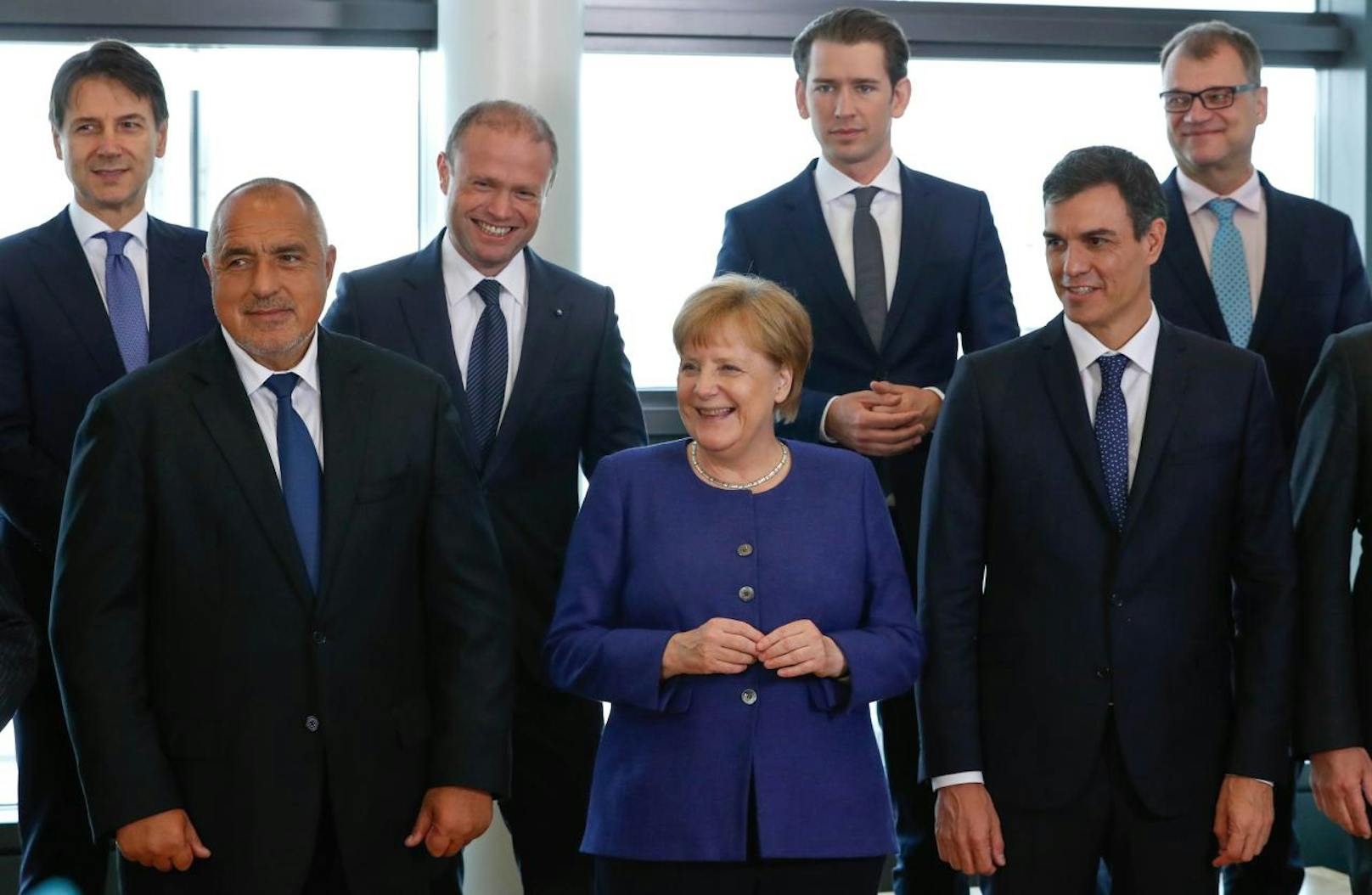 v.n.l.r.: Die Premiers und Kanzler <b>Giuseppe Conte</b> (italien), <b>Bojko Borissow</b> (Bulgarien), <b>Joseph Muscat </b>(Malta), <b>Angela Merkel</b> (Deutschland), <b>Sebastian Kurz</b>, <b>Pedro Sanchez</b> (Spanien) und <b>Juha Silipa</b> (Finnland).