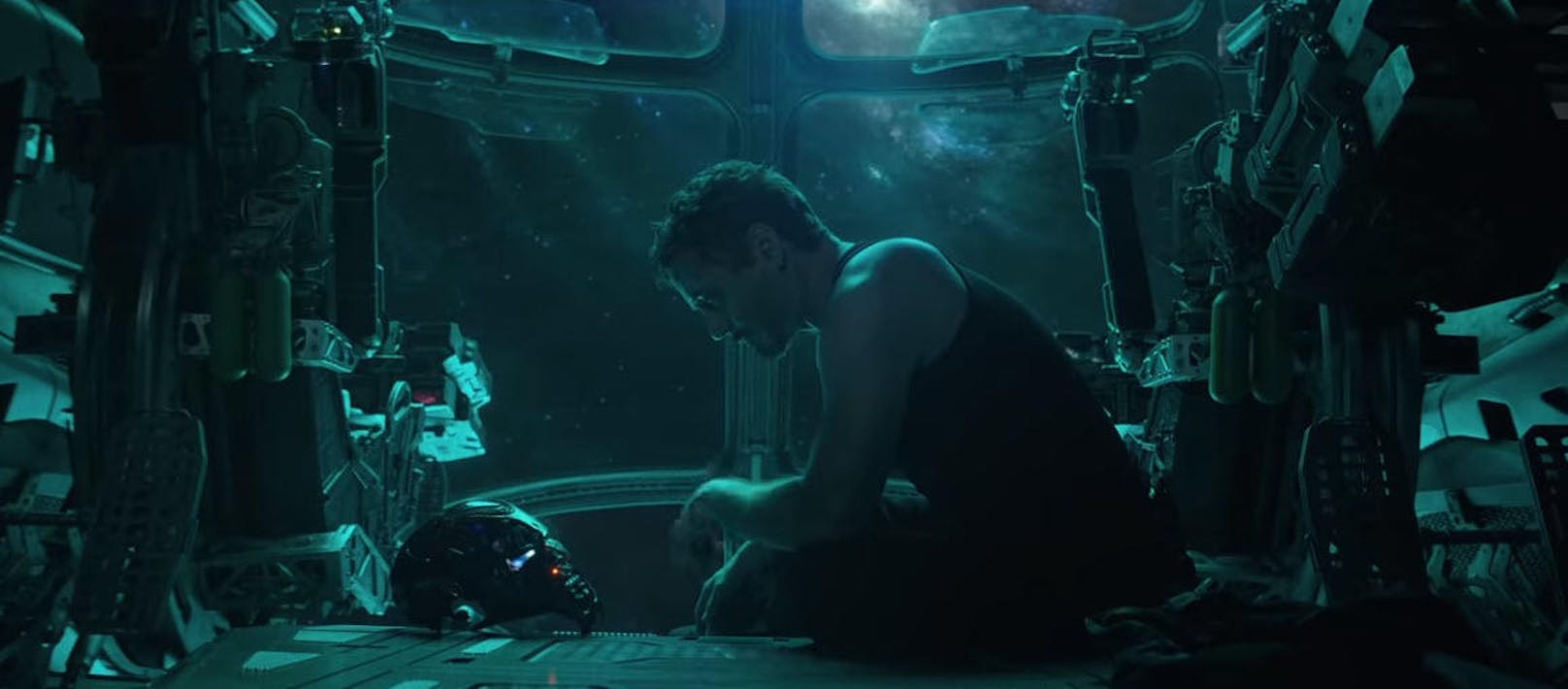 ... er eine Nachricht für seine geliebte Pepper Potts auf (ob sie "The Decimation", also Thanos' fatales Fingerschnipsen überstanden hat, war nicht in "Infinity War" zu sehen), da ihm langsam der Sauerstoff ausgeht. Wirklich interessant dabei ist das Raumschiff, in dem Iron Man unterwegs ist.