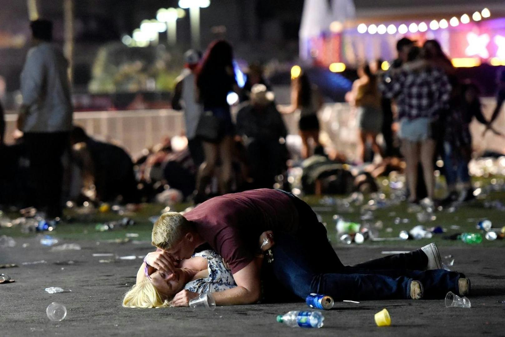 Während eines Country-Konzertes im Zuge eines Erntedankfestes auf dem berühmten Las Vegas Strip feuerte ein Attentäter mit mehreren Sturmgewehren in das Publikum: 58 Menschen sind tot, weitere 851 wurden teils schwerst verletzt (2. Oktober 2017).