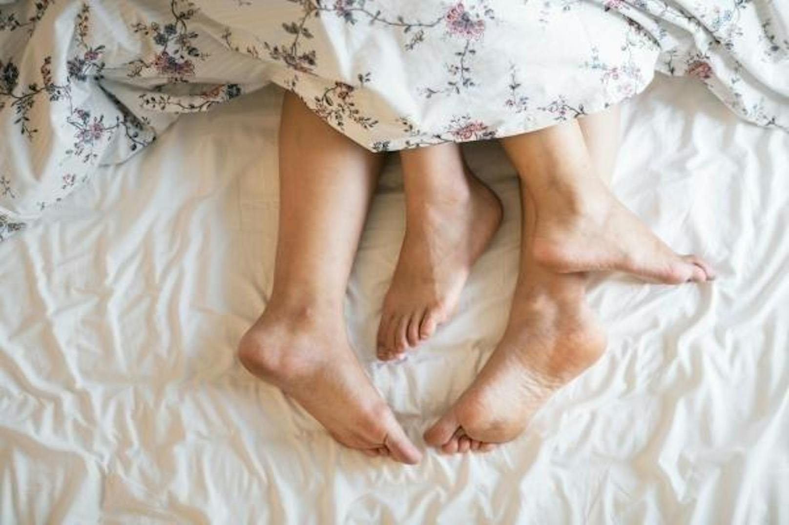 <b>Sexsomnia</b>
Sexsomnia ist die Bezeichnung für eine Schlafstörung, bei der Betroffene scheinbar wach sind und sexuelle Handlungen vornehmen. Betroffen sind laut  einer kanadischen Studie 7,6 Prozent der Patienten, die sich wegen vermuteter Schlafstörungen behandeln ließen.