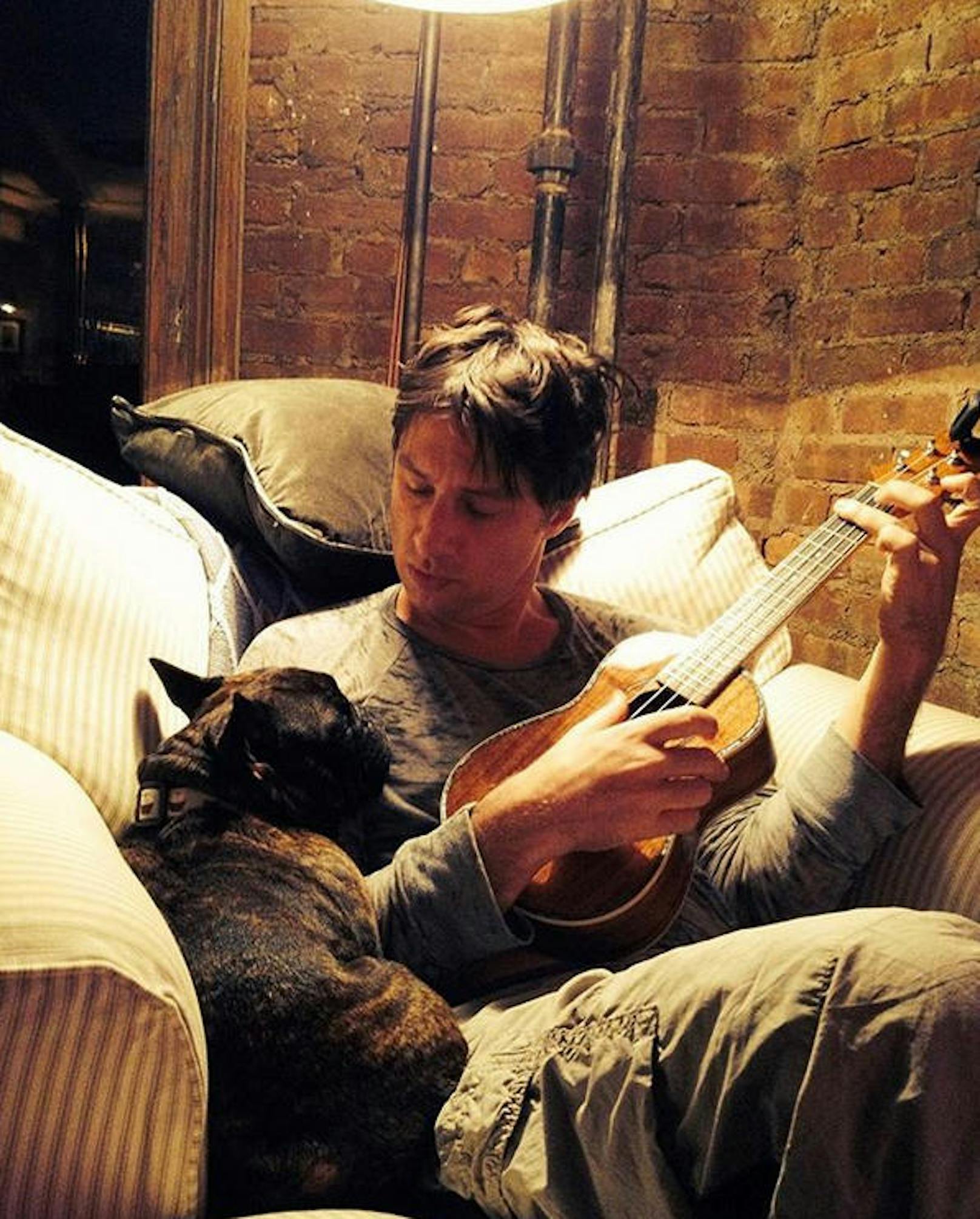 Zach Braff mit seinem musikalischen Hund