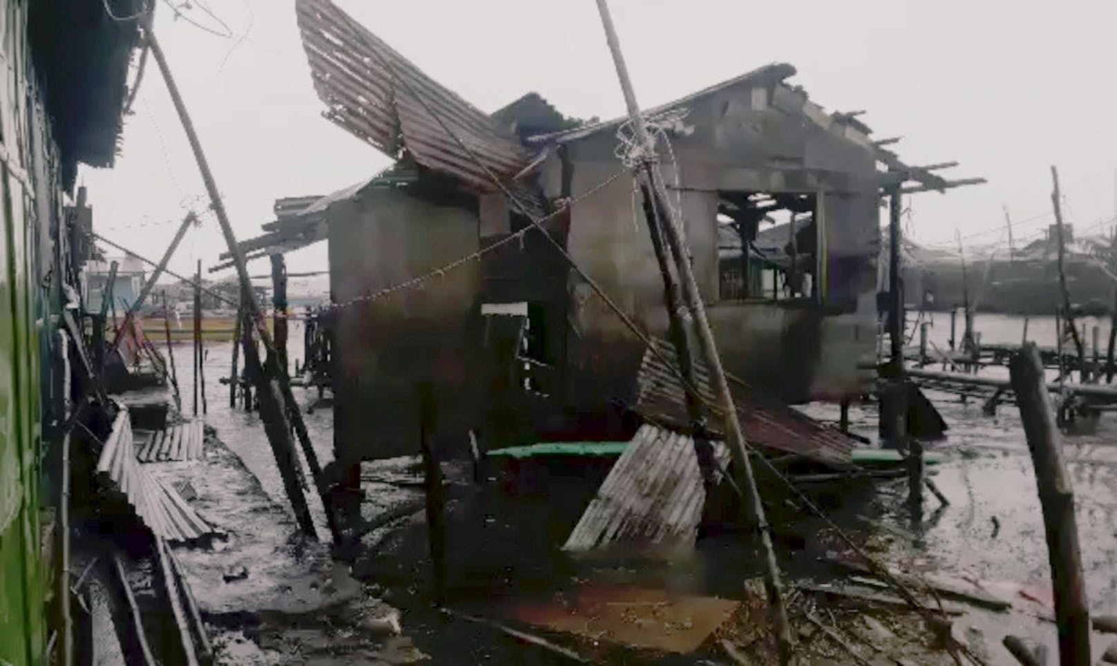 Super-Taifun Mangkhut bringt schwere Regenfälle.
