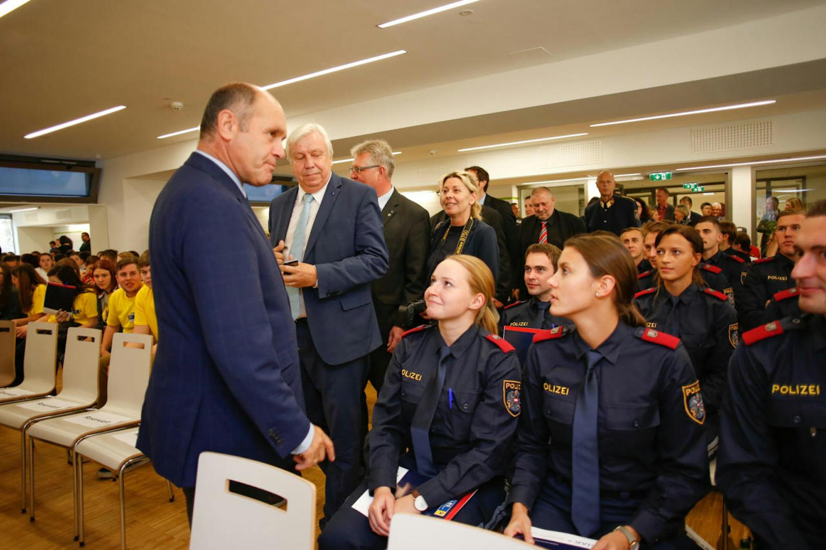 Innenminister Wolfgang Sobotka (li.) und NÖ-Landesschulrat Johann Heuras (2. v. li.) begrüßten die Schüler.
