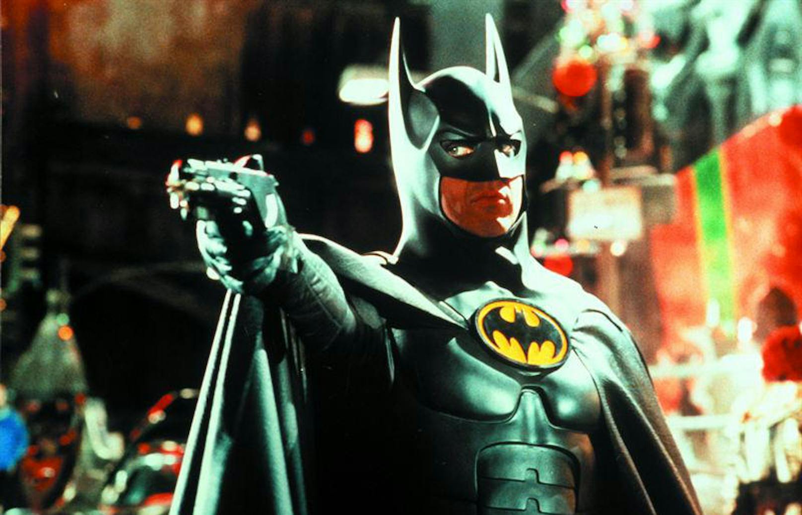 <strong>Michael Keaton </strong>schlüpfte bereits zwei Mal in das Cape des Dunklen Ritters: In <em>"Batman"</em> (1989) und <em>"Batmans Rückkehr"</em> (1992) nahm er den Kampf gegen Gotham Citys Schurken auf.