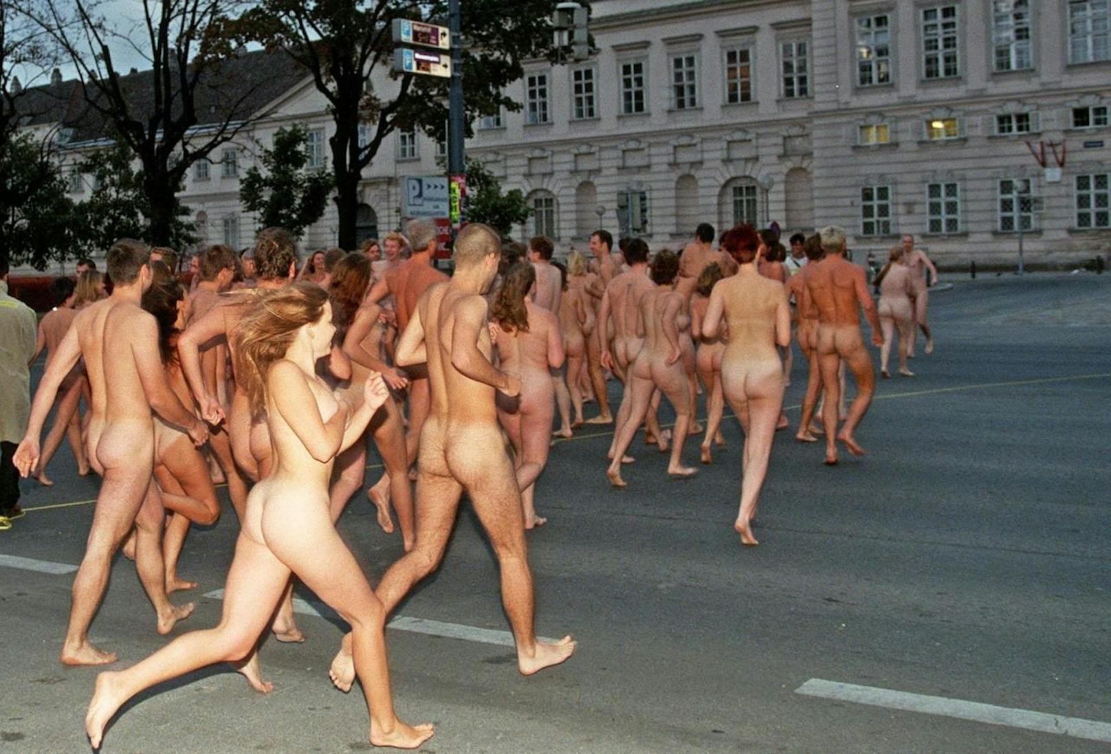 300 Nackte bildeten 1999 vor dem Museumsquartier in Wien eine „Temporäre Menschenkörperskulptur für die Kunsthalle.
