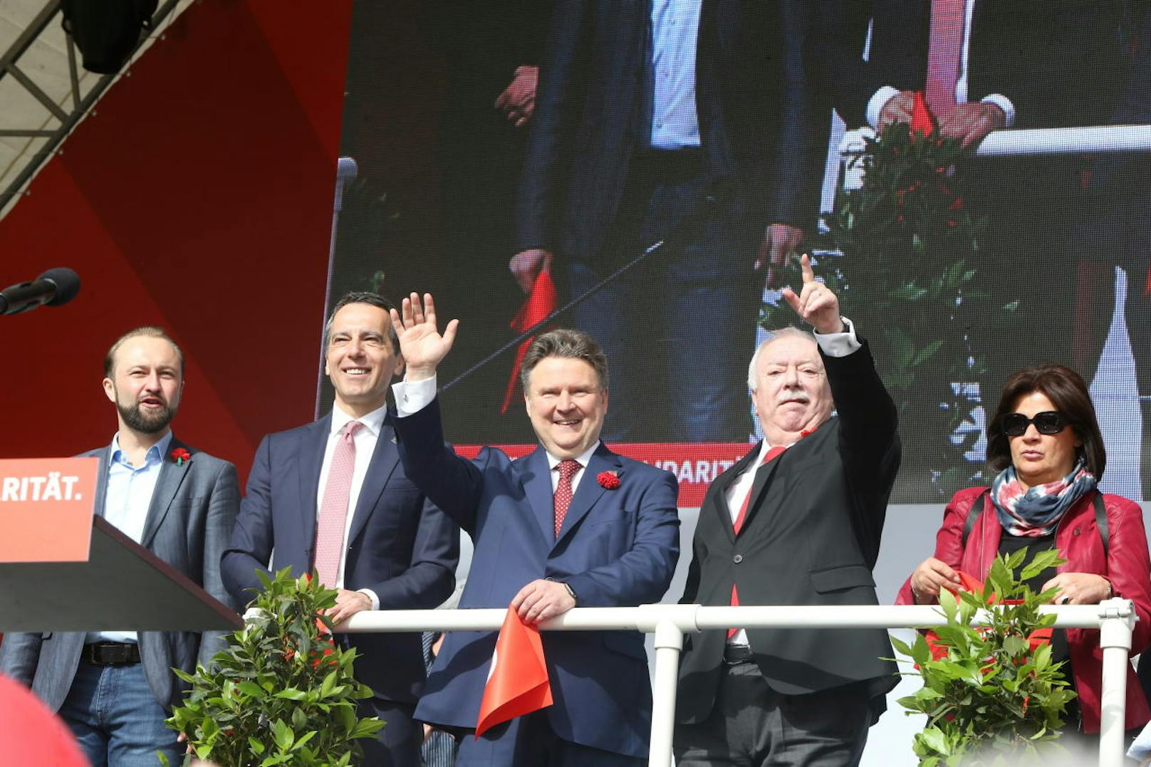 Der Wiener Bürgermeister hatte zum letzten Mal von der Festbühne am Rathausplatz eine Rede gehalten und danach das Wort an den neuen Wiener SPÖ-Vorsitzenden Michael Ludwig übergeben.