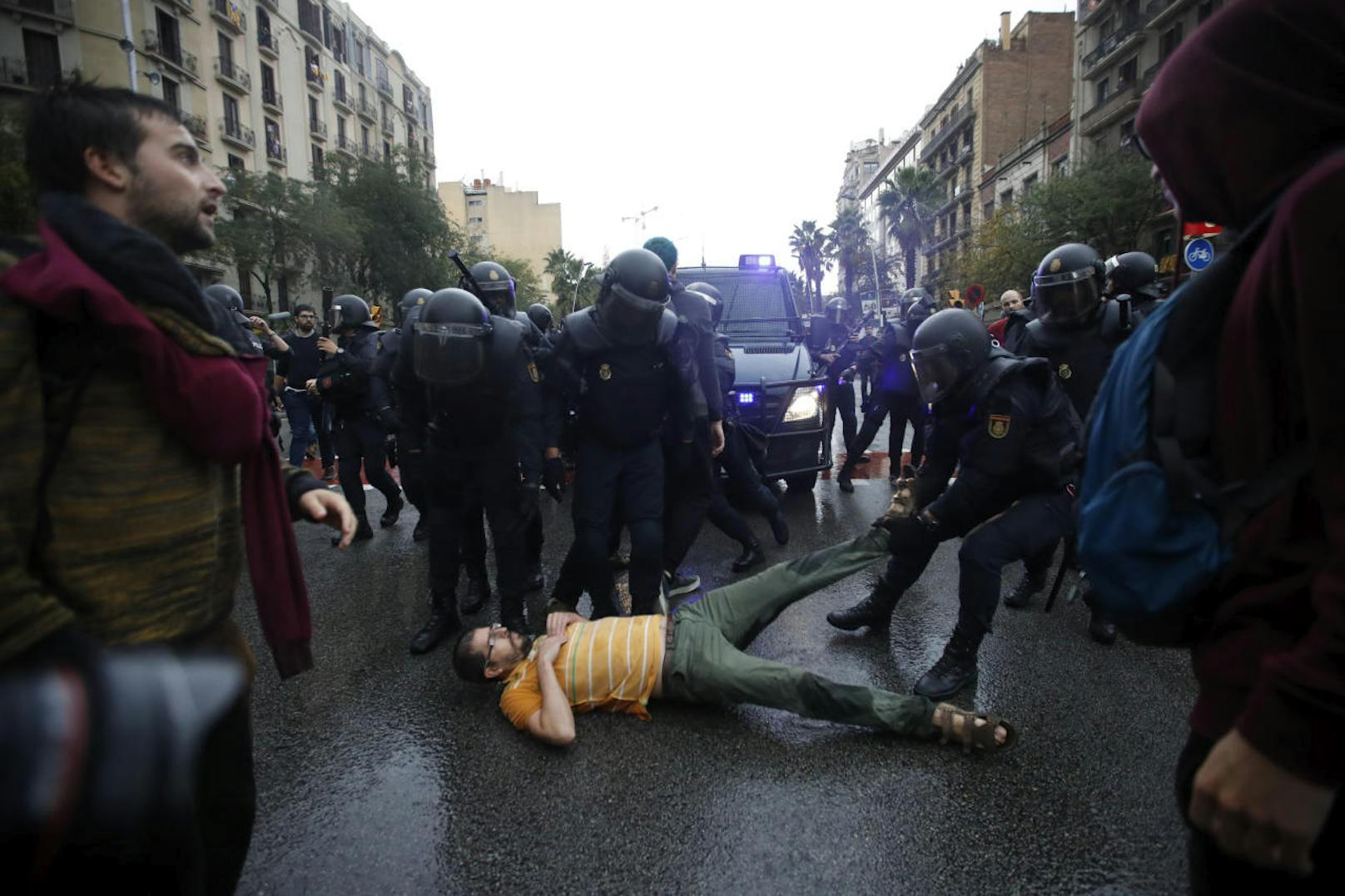 Die Katalanen wollen über ihre Unabhängigkeit abstimmen: Die spanische Polizei spricht von einem "illegalen Referendum" und geht gewaltsam gegen die Wähler vor (1. Oktober 2017).