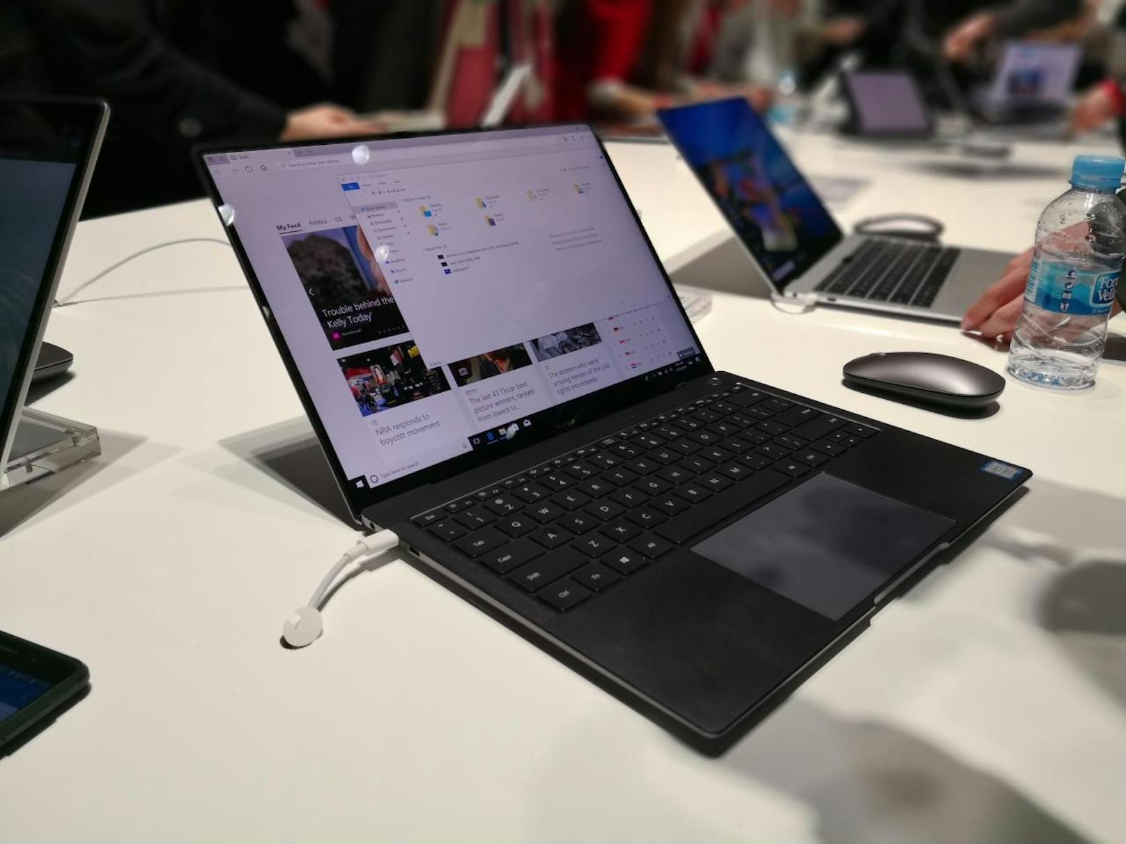 Nach dem Launch des MateBook X kommt auch hier eine Pro-Version. Das nur 1,33 Kilo leichte und 14,6 Millimeter dünne Notebook mit Metallgehäuse lässt sich auch per 10-Punkte-Touchscreen am fast randlosen 13,9-Zoll-Display (3.000 x 2.000 Pixel) im 3:2-Format bedienen.