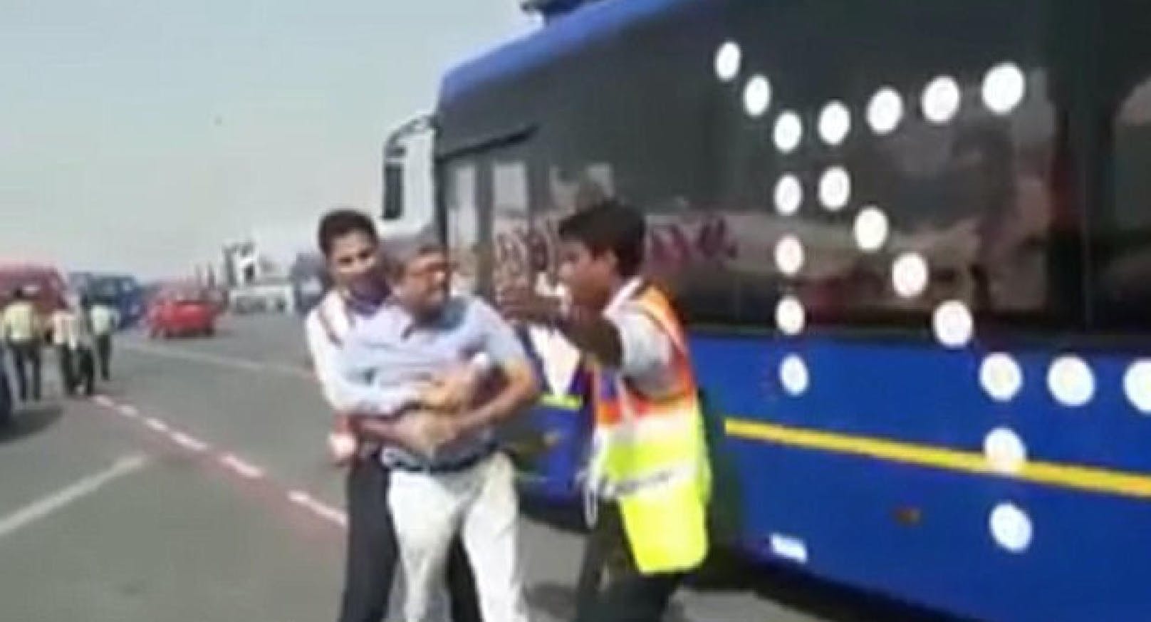 Turbulente Szene am Rollfeld: Passagier Rajiv Katiyal (weiße Hose) beschwerte sich, ein Flughafen-Mitarbeiter packt ihn bereits von hinten ...
