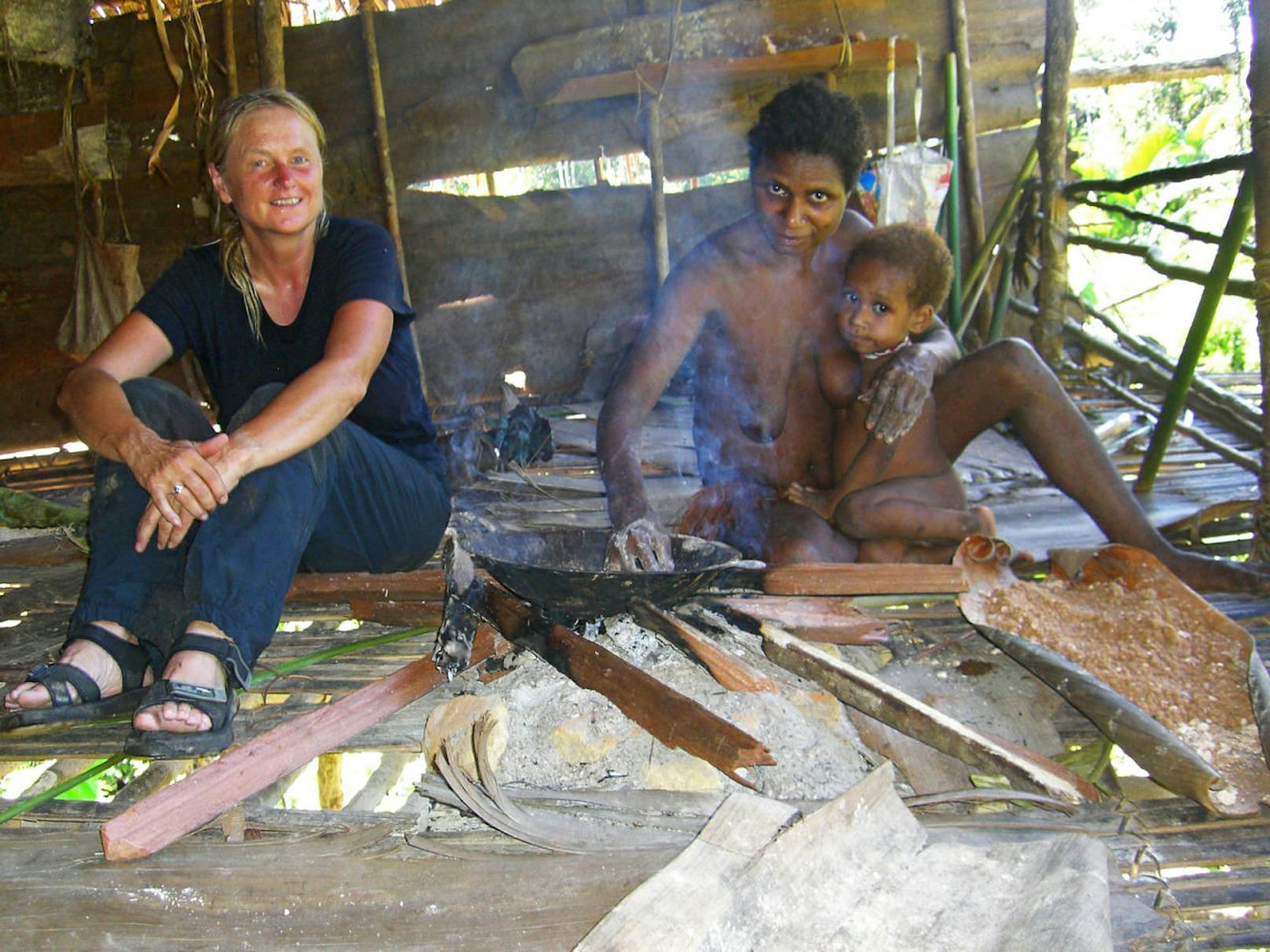 Geri Winklers Frau, Sylvia Alfery, ist ebenfalls begeisterter Globetrotter. 2007 besuchten sie das Stammesvolk der Korowai.