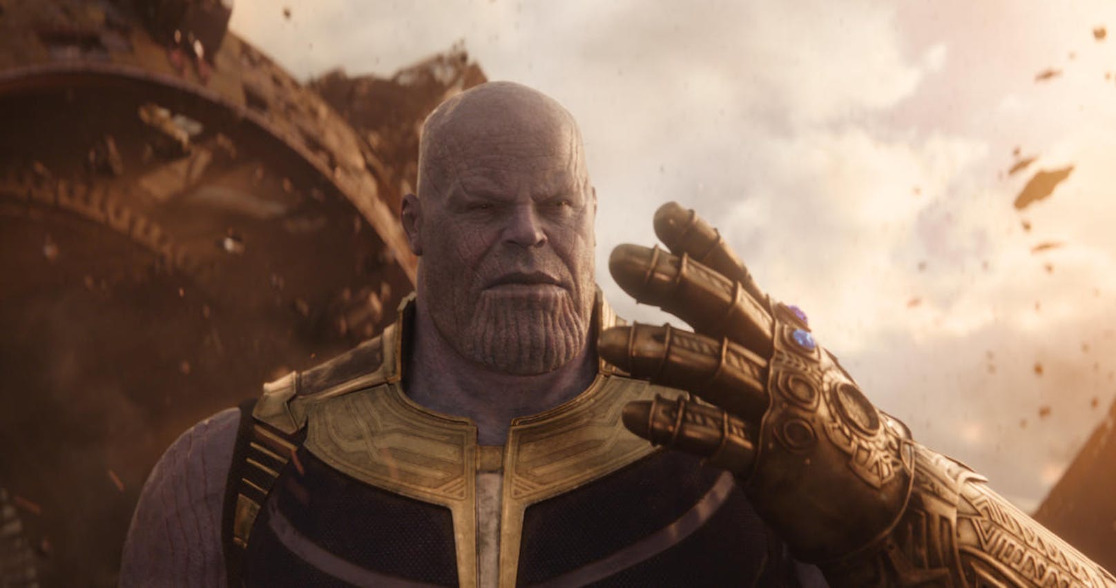Thanos (Josh Brolin) sammelt die Infinity Stones auf seinem Infinity Gauntlet. 
