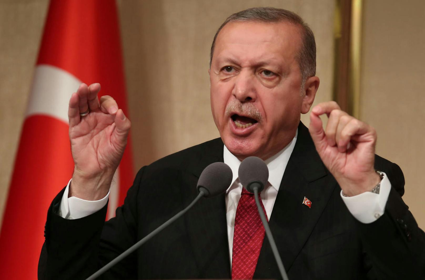 Erdogan kündigt einen Boykott von elektronischen Geräten aus den USA an.