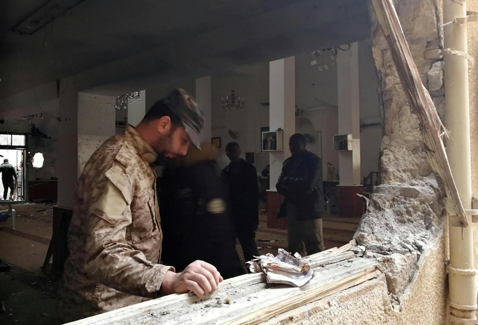 Die libysche Armee inspiziert den Schaden nach einem Anschlag auf eine Moschee in Bengasi.