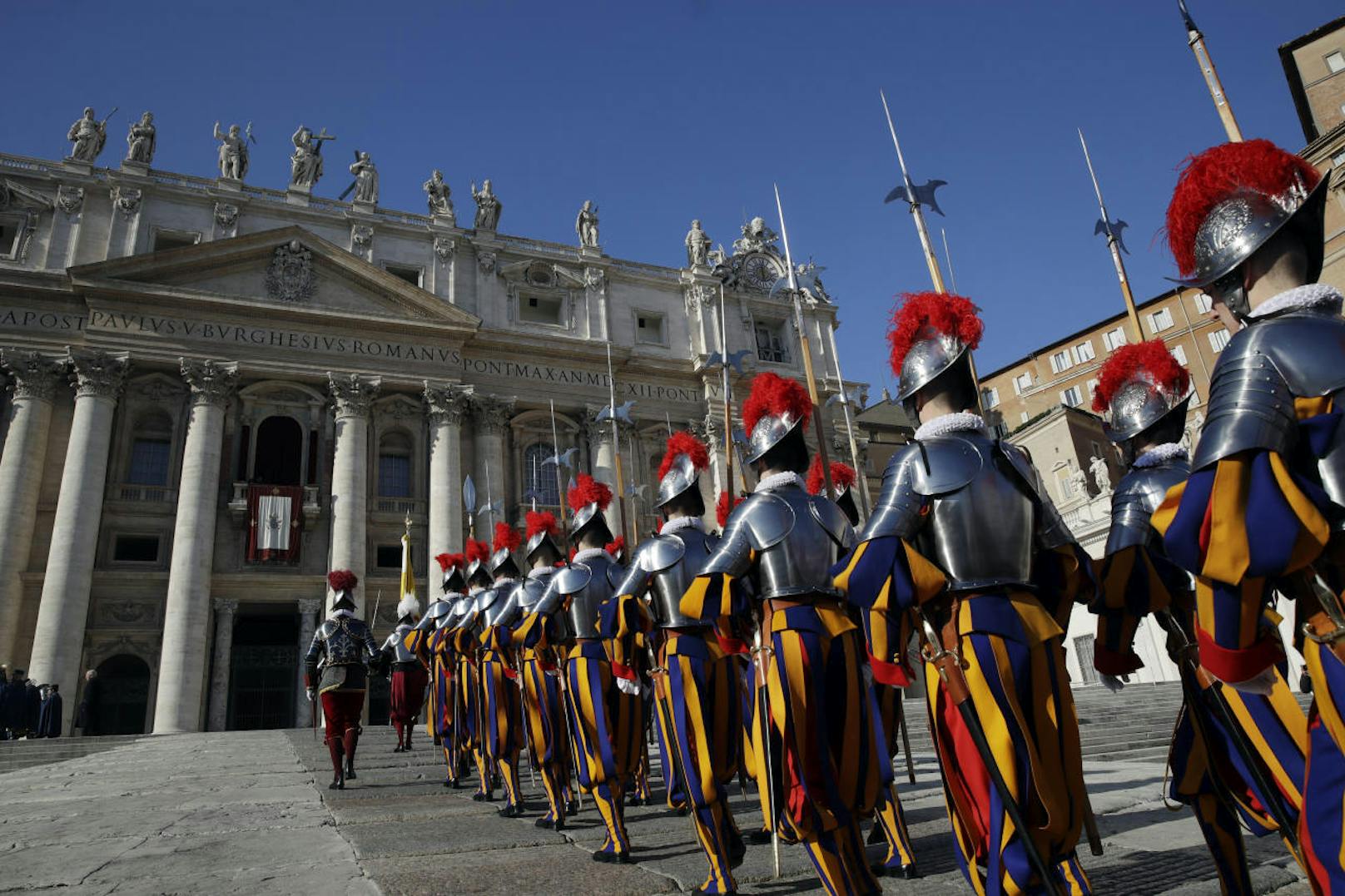 Am Petersplatz war zuvor wie jedes Jahr die Schweizer Garde aufmarschiert.