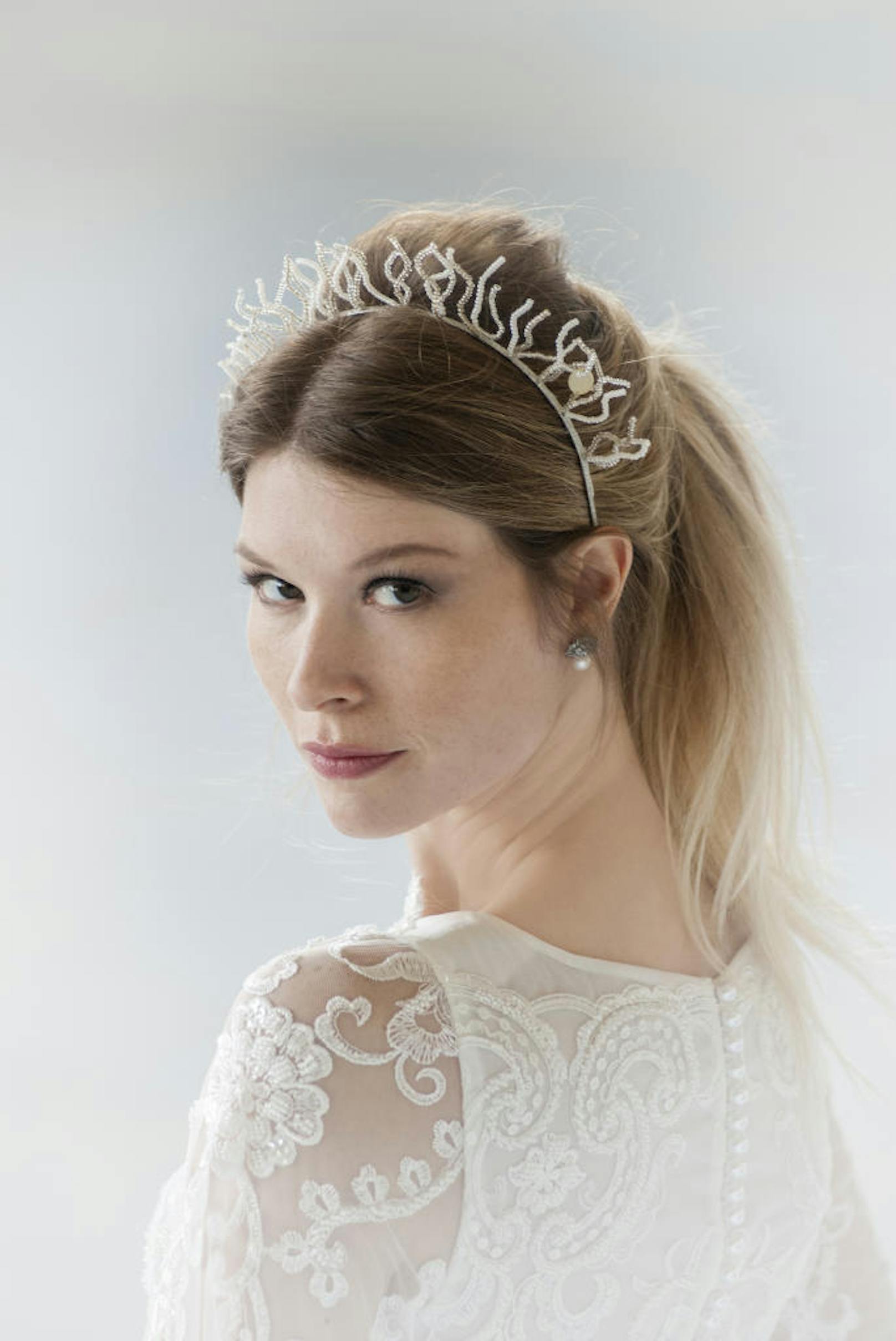 Niely Hoetsch ist für ihre außergewöhnlichen Braut-Headpieces bekannt. Wer seinem Braut-Look den letzten Schiff verleihen möchte, kann sich bei der Designerin in ihrem Atelier ein individuelles Stück fertigen lassen. (Foto: Maria Tsakiri) 