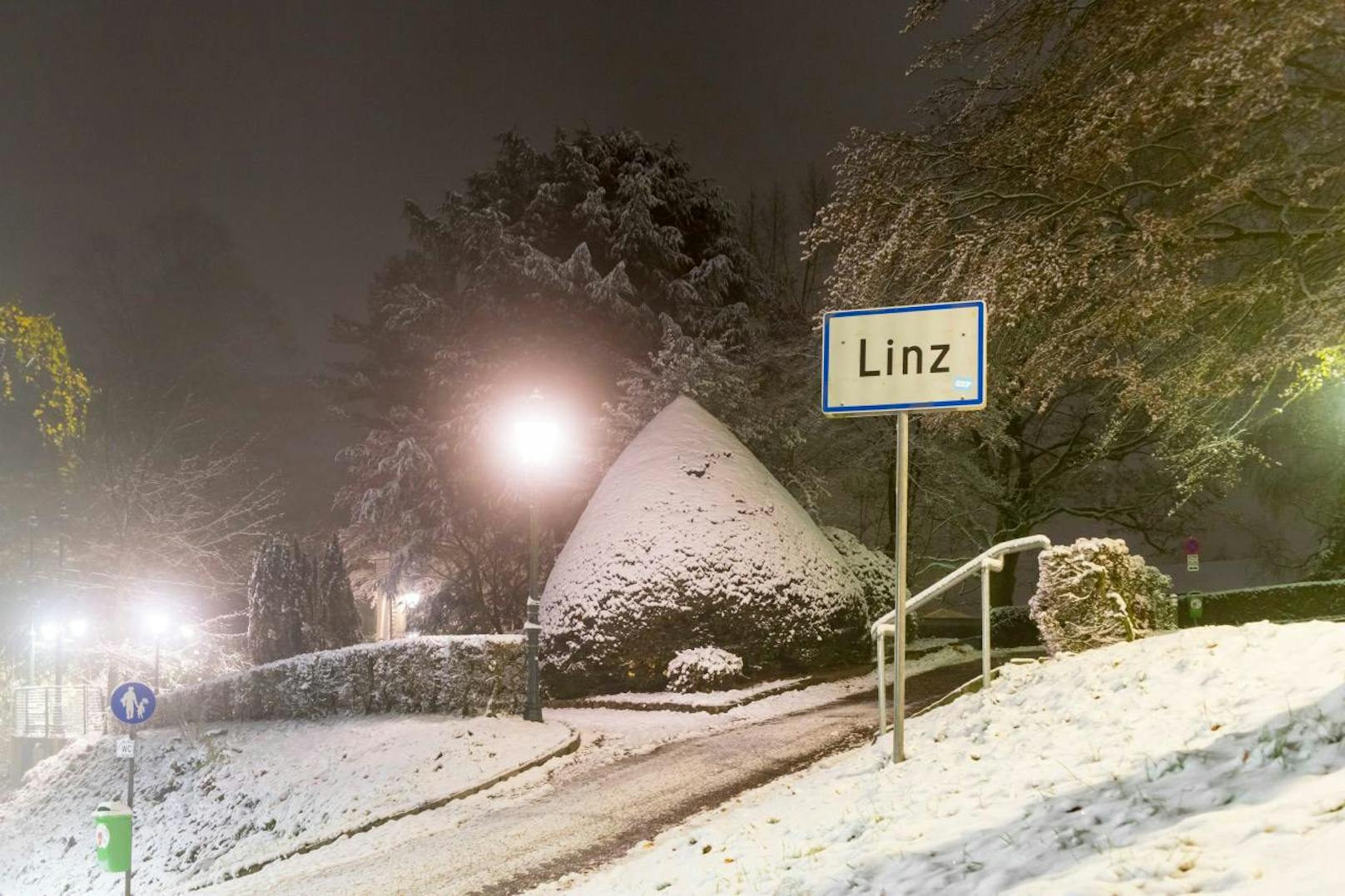 Das Linz-Stadtschild in wunderschöner Schneelandschaft.
