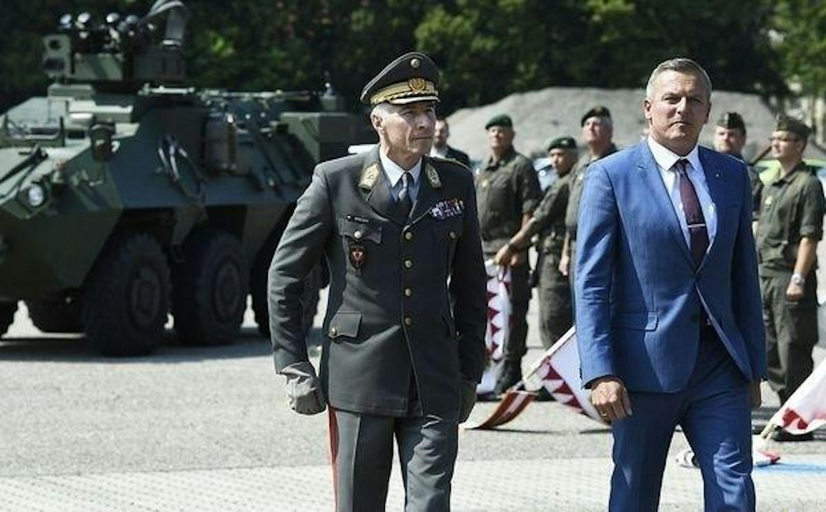 Hab Acht für die neuen Chefs: Bundesheer-Soldaten standen für den Verteidigungsminister und den Generalstabschef Spalier.