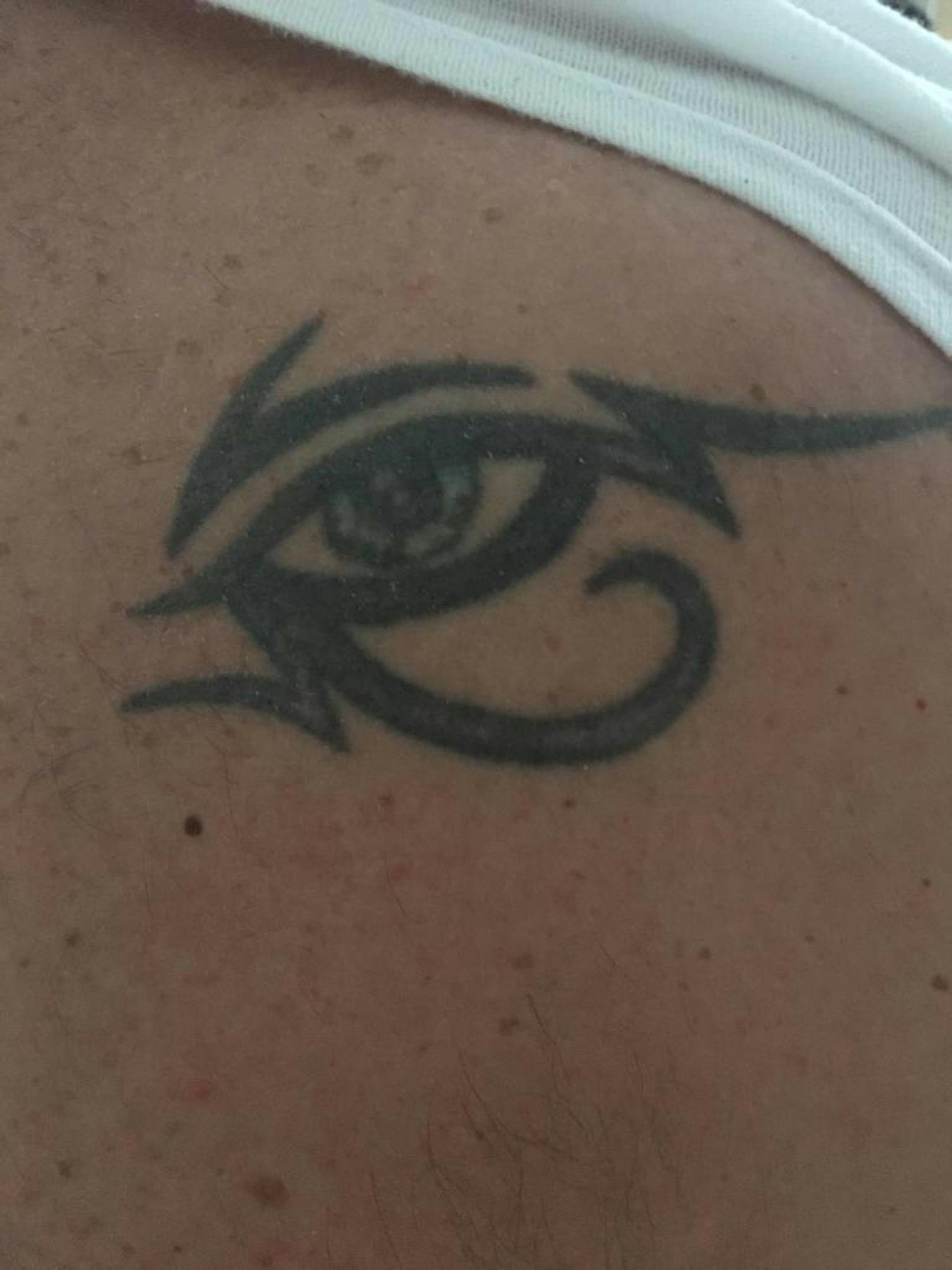 "Tribal Auge , das meine Frau ständig anstarrt. Ist einfach to simple . Naja das war mein erstes Tattoo."