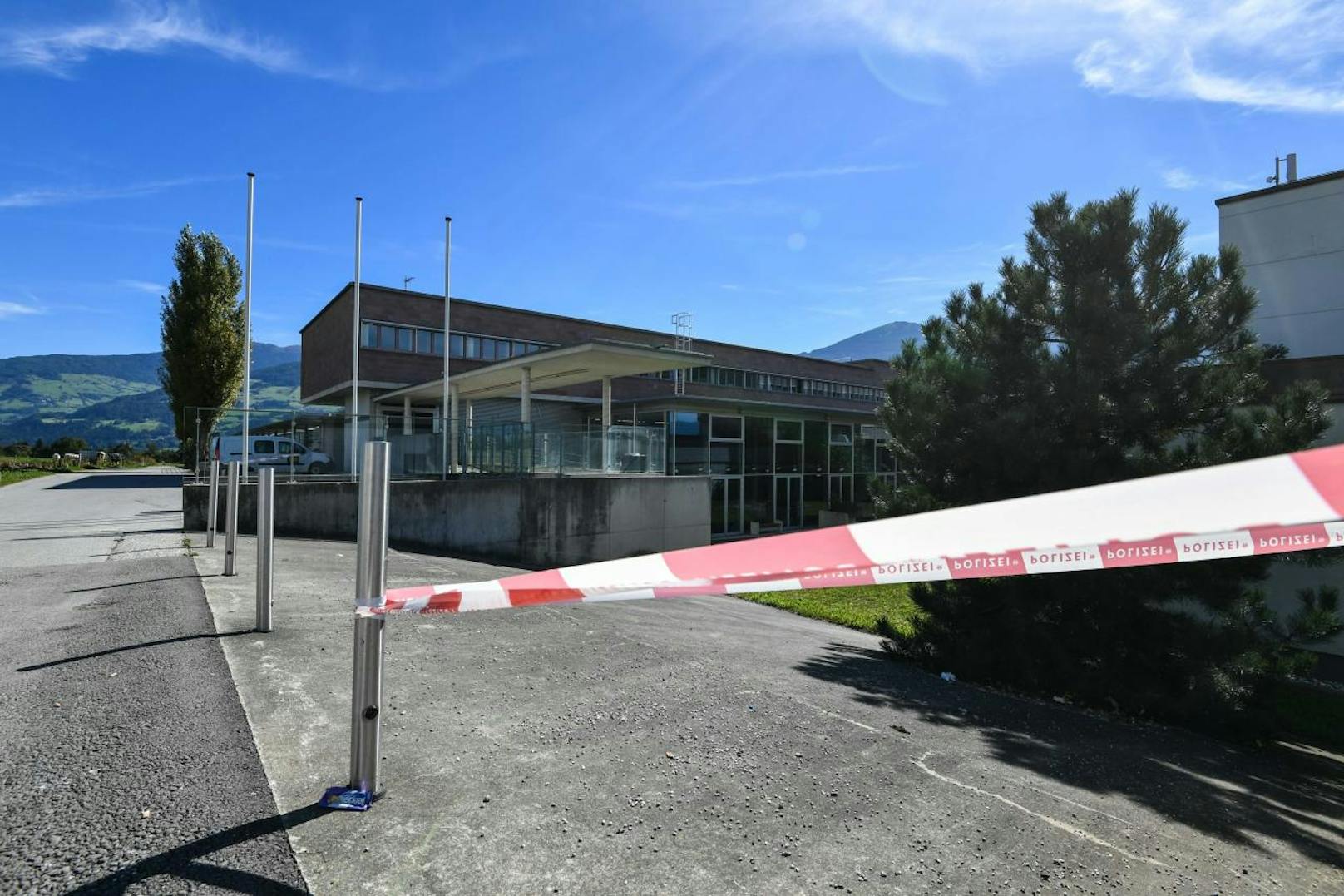 An einer Tiroler Schule ist es zu einer brutalen Messer-Attacke gekommen. Zwei Burschen (16) wurden von einem Mitschüler in Brust und Hals gestochen.