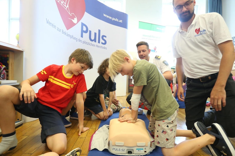 Coole Experimente warten auf der Kinderuni. Ab dem 11. Juni läuft die Anmeldung, die Kids können sich für 417 Lehrveranstaltungen anmelden.