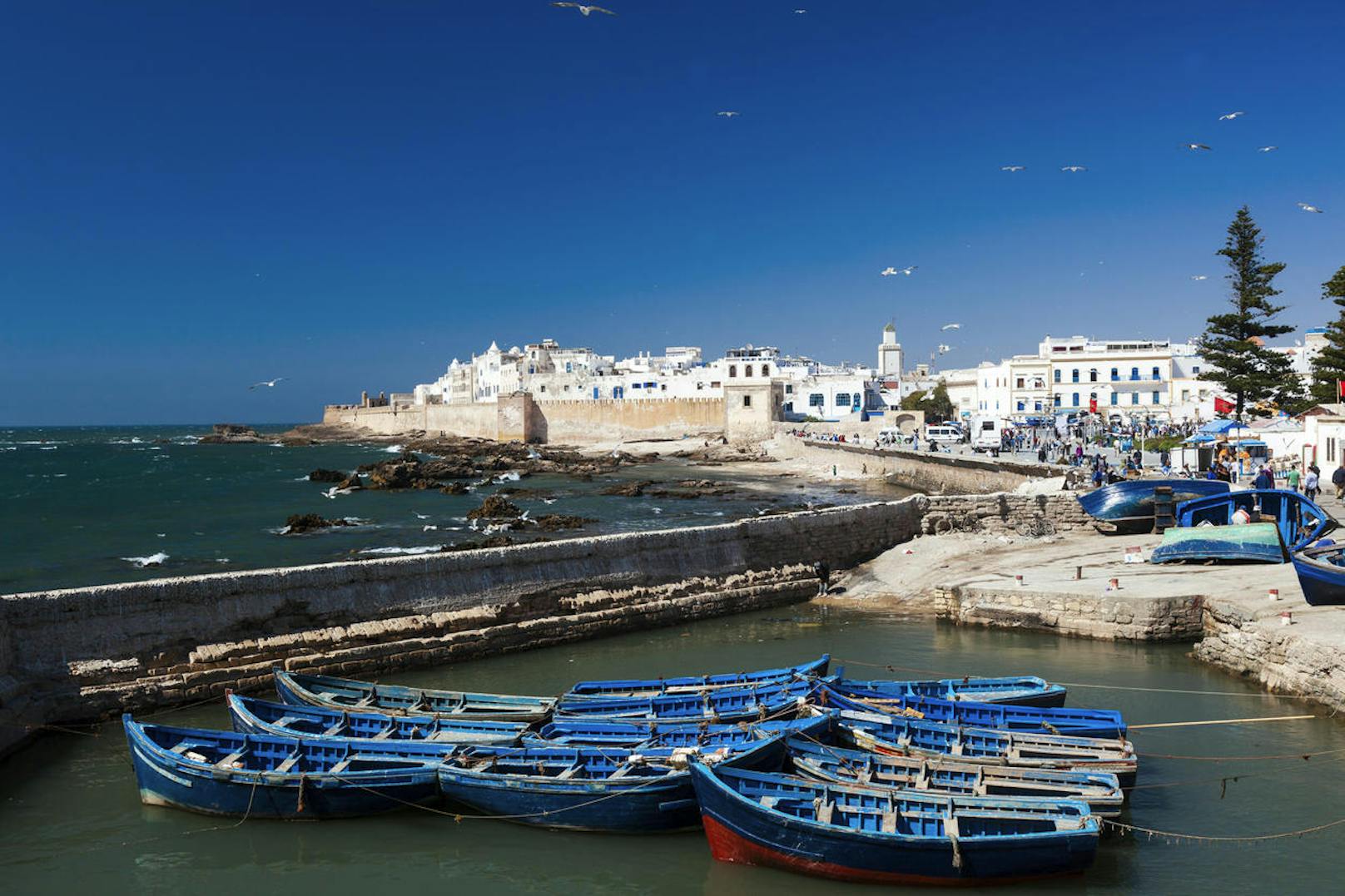 <b>Platz 6: Essaouira, Morokko</b>
Wer Marokko liebt, Marrakesch aber schon kennt, für den könnte Essaouira genau das Richtige sein, denn es ist noch ein preiswerter Ort in diesem sicheren Teil von Nordafrika. Und mittlerweile wird Essaouira auch direkt (und günstig) von Großbritannien und Frankreich aus angeflogen. Seine engen Gassen, die traditionellen Hammams sowie die Farben und Gerüche der Medina sorgen für eine geradezu sinnliche Atmosphäre. Dank der ständigen Brise gibts hervorragende Möglichkeiten zum Wind- und Kitesurfen und der Strand lädt zu erfrischenden Spaziergängen ein. Die charakteristischen Riads sind erschwinglich, insbesondere für Familien oder Gruppen. Und das Beste: Auch für den kleinen Geldbeutel gibts sensationelles Essen - besonders die frischen Meeresfrüchte.