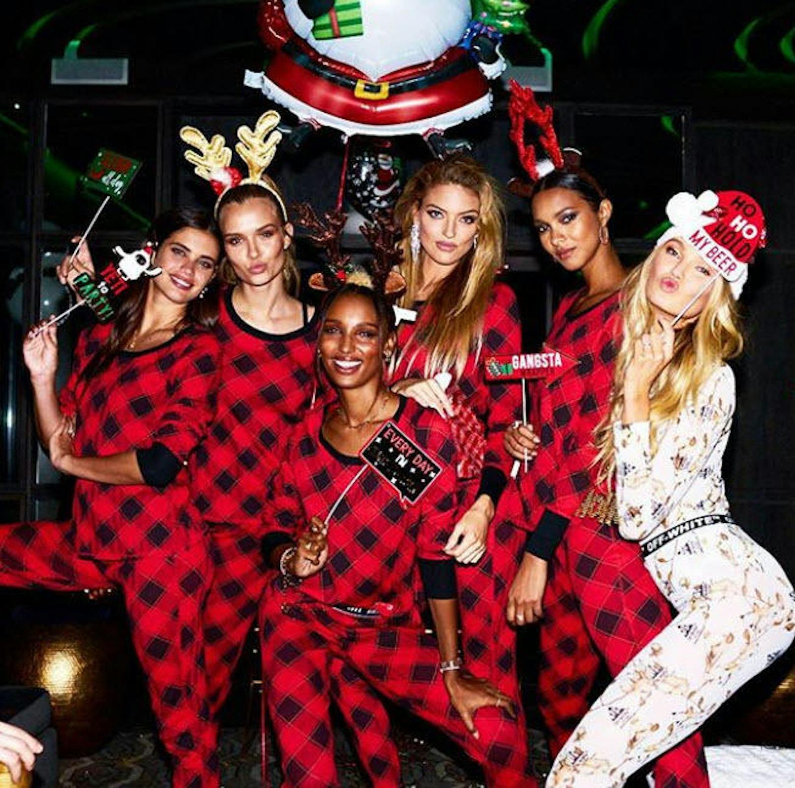 06.12.2018: Topmodels in Weihnachtsstimmung: Sara Sampaio, Kosephine Skriver, Martha Hunt, Lais Ribeiro und Romee Strijd feiern in festlichen Outfits. 