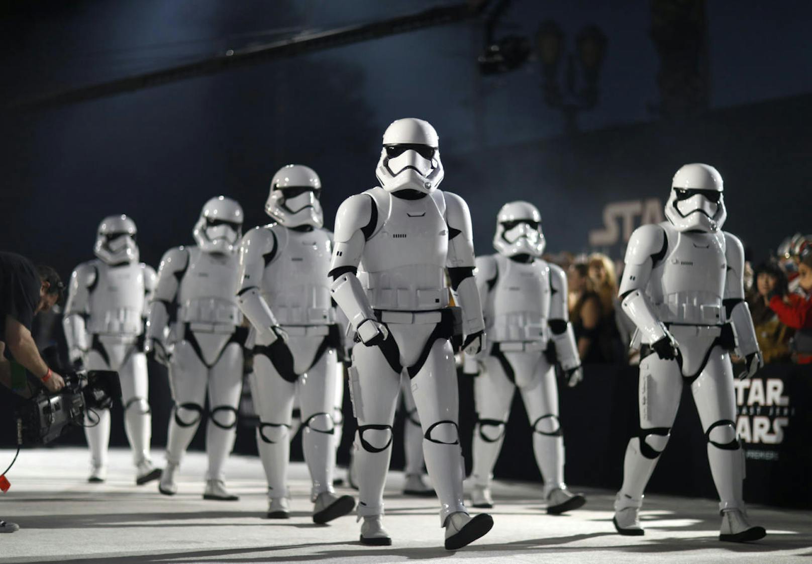  "Storm Troopers" marschieren auf vor den Fans. 