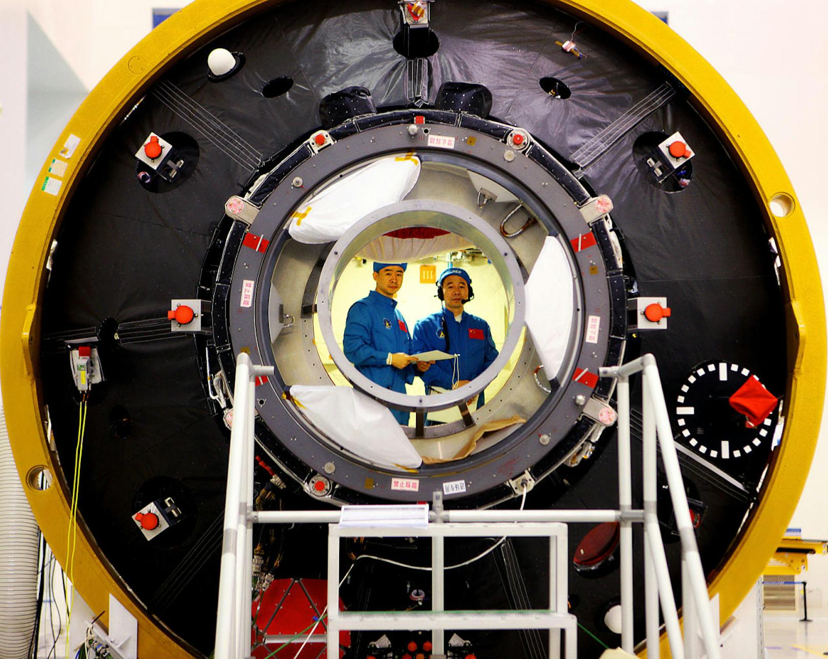 Die Taikonauten Jing Haipeng (r.) and Chen Dong während eines Trainings in dem noch nicht fertiggestellten Weltraumlabor Tiangong-2 am Aug. 28, 2015.